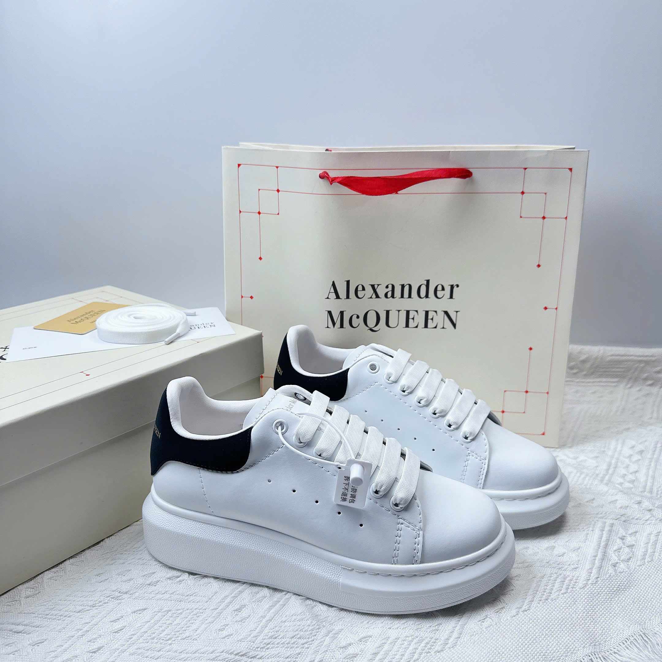 MCQUEEN đen sc