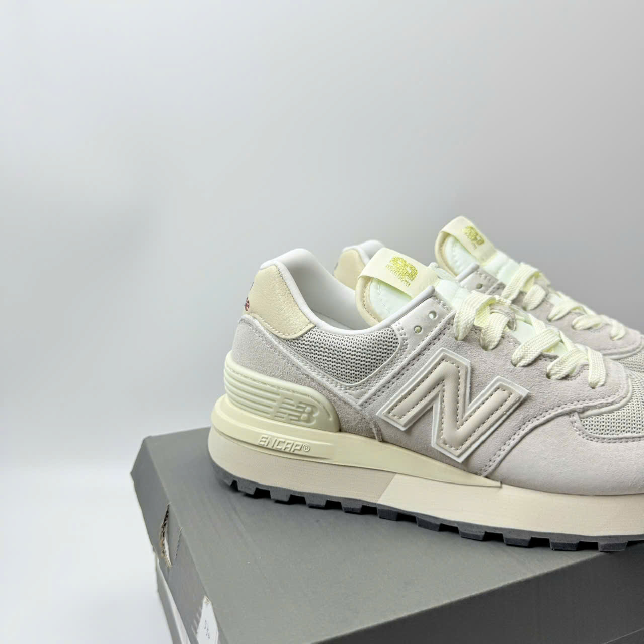 nb574 v2 xám kem