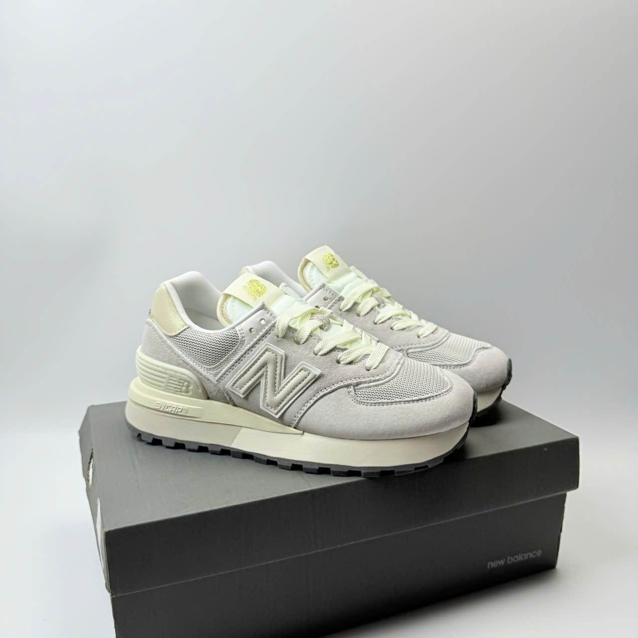 nb574 v2 xám kem