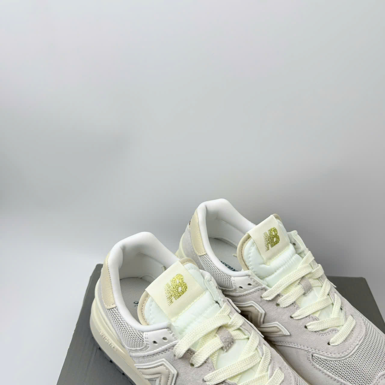 nb574 v2 xám kem