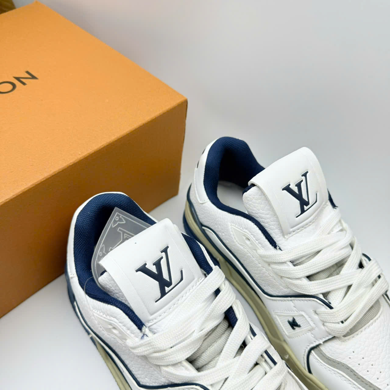 LV54 trắng navy SALE