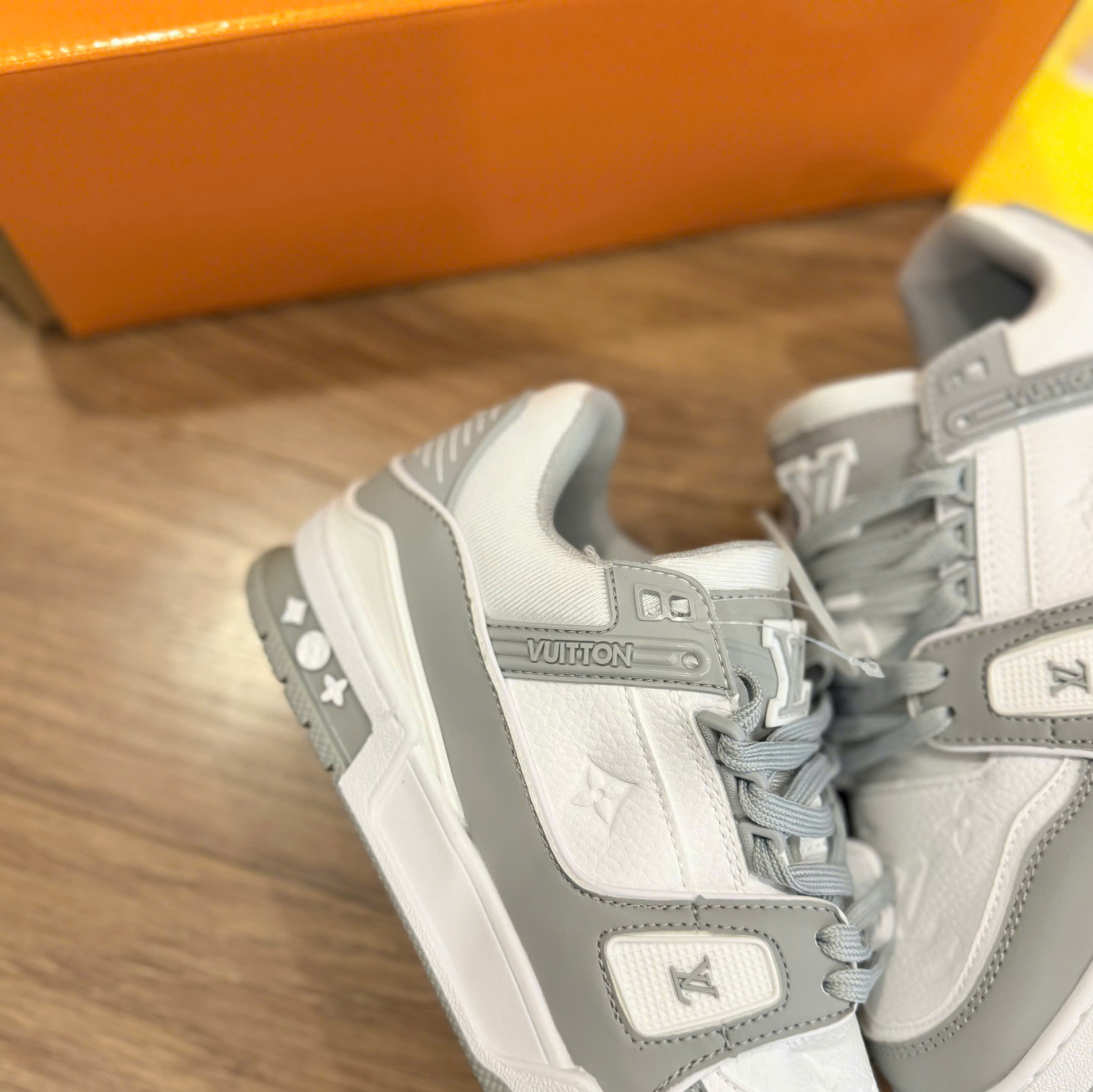 LV trainer xám