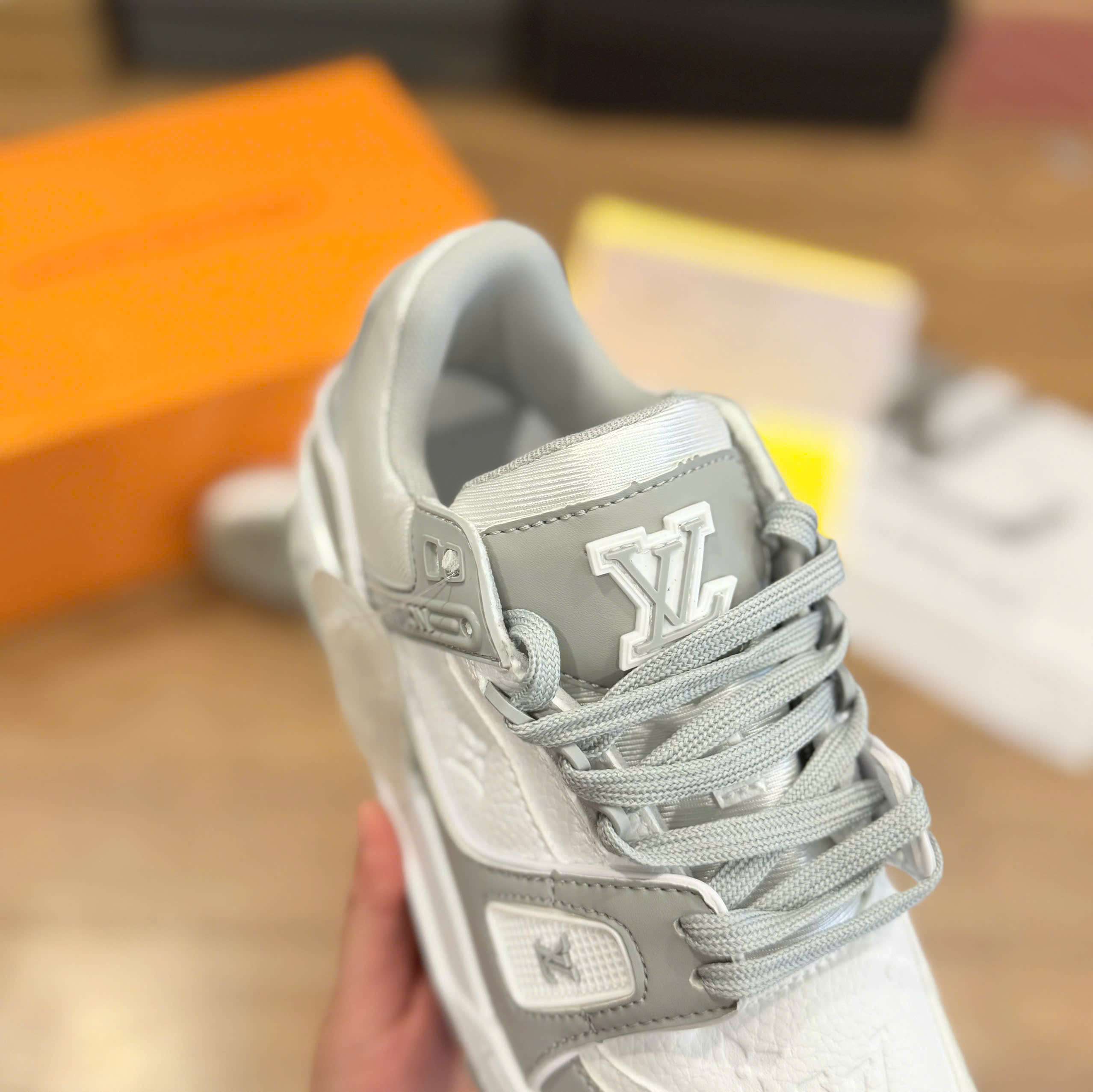 LV trainer xám
