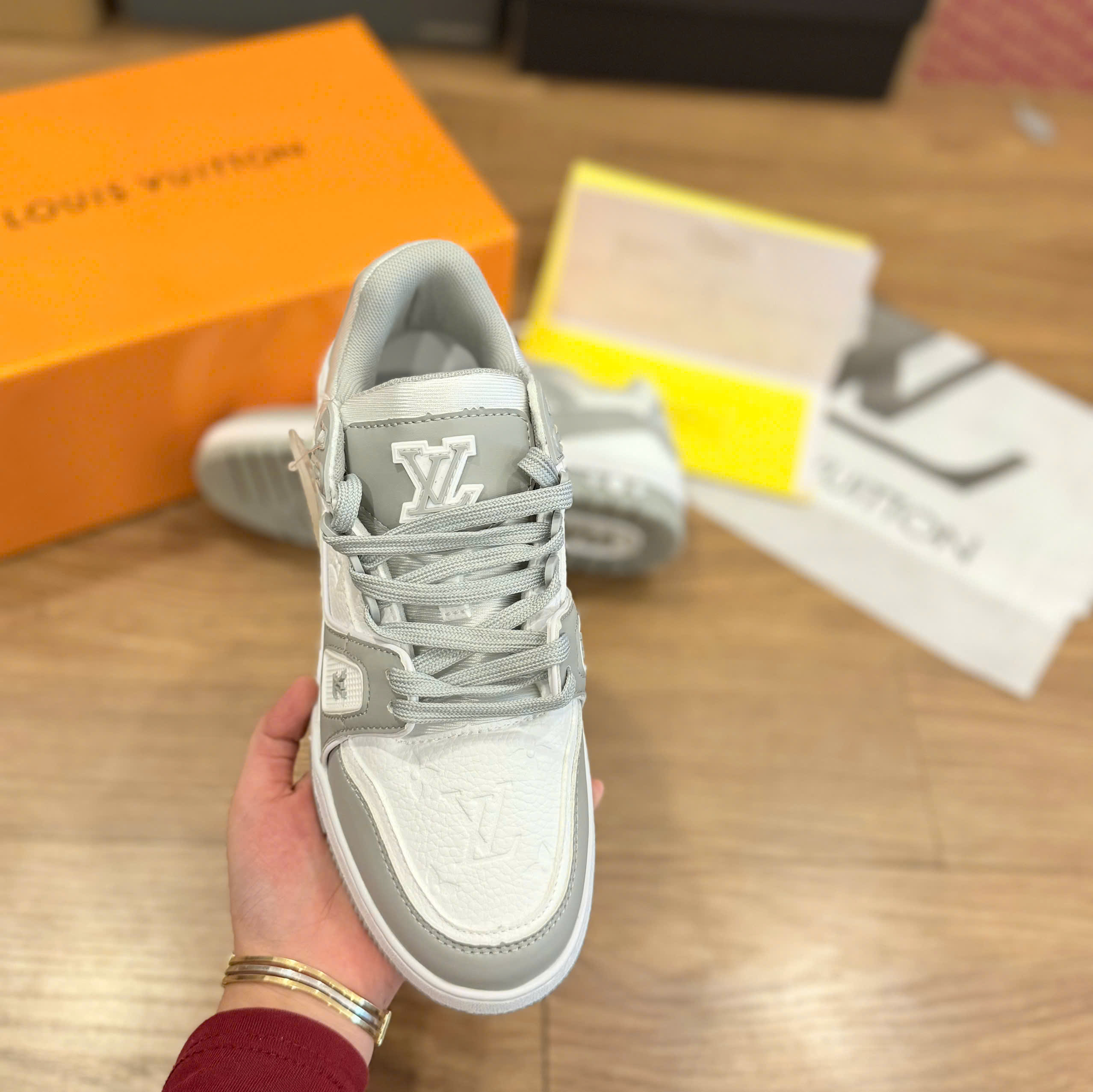 LV trainer xám