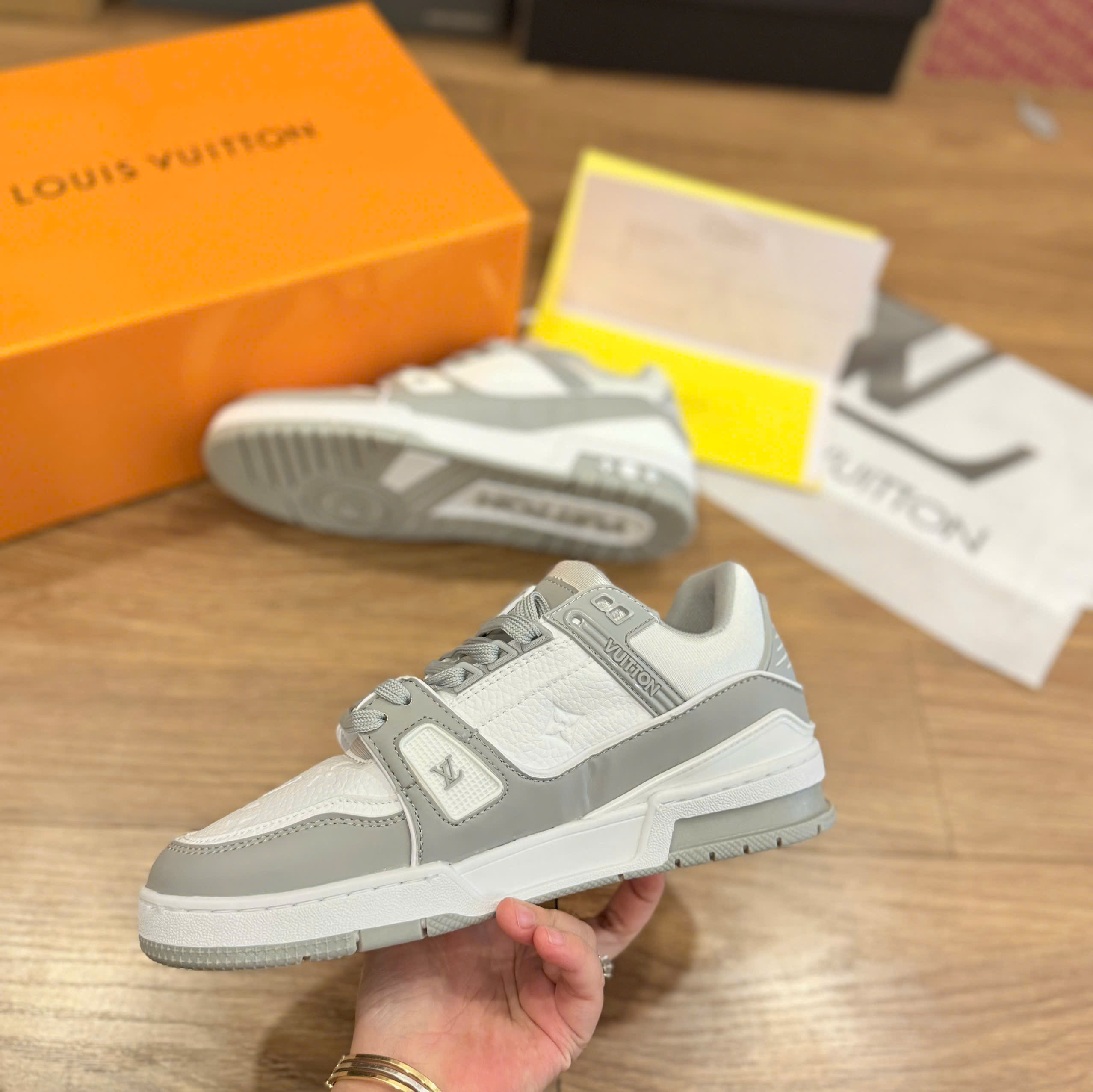 LV trainer xám