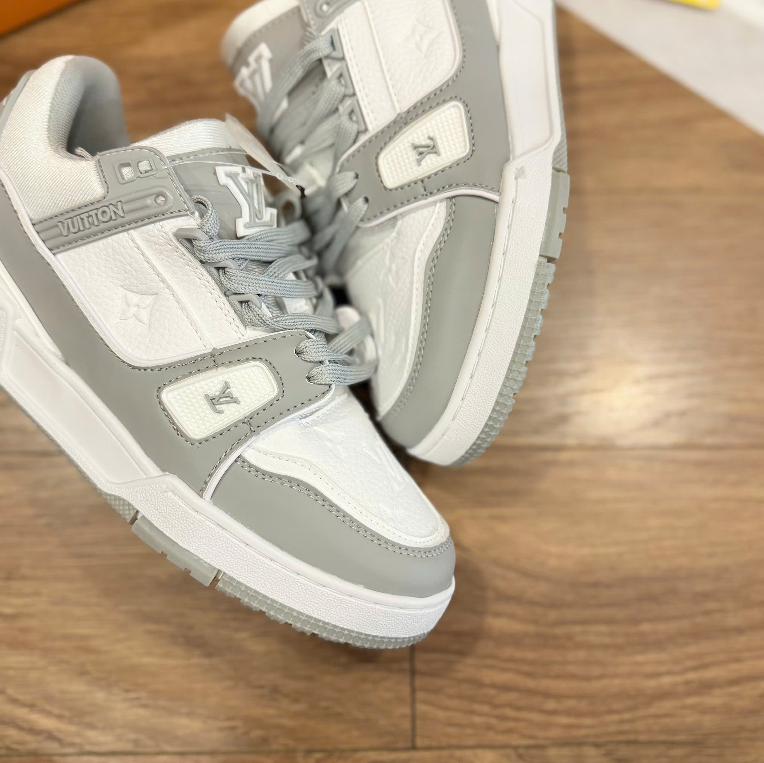 LV trainer xám