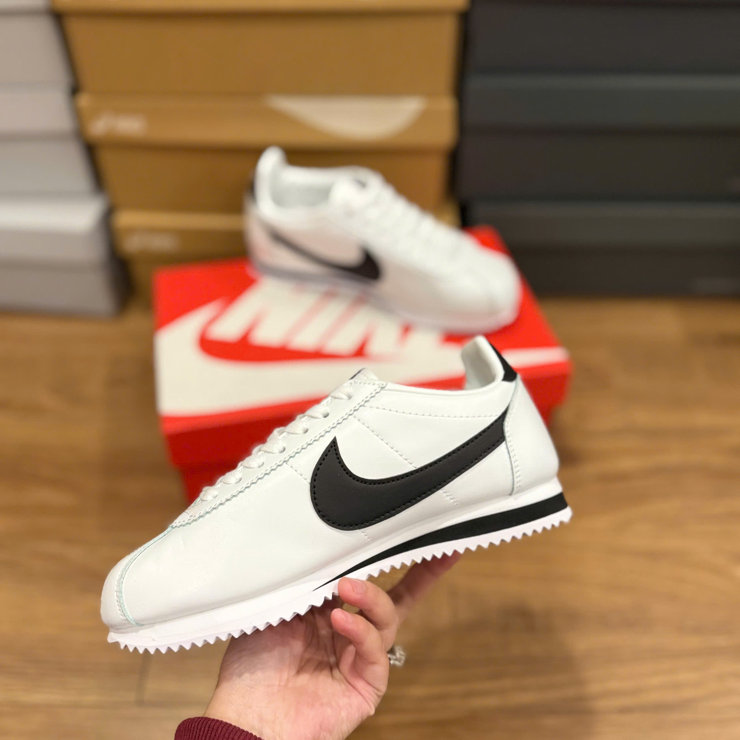 nike cortez trắng đen