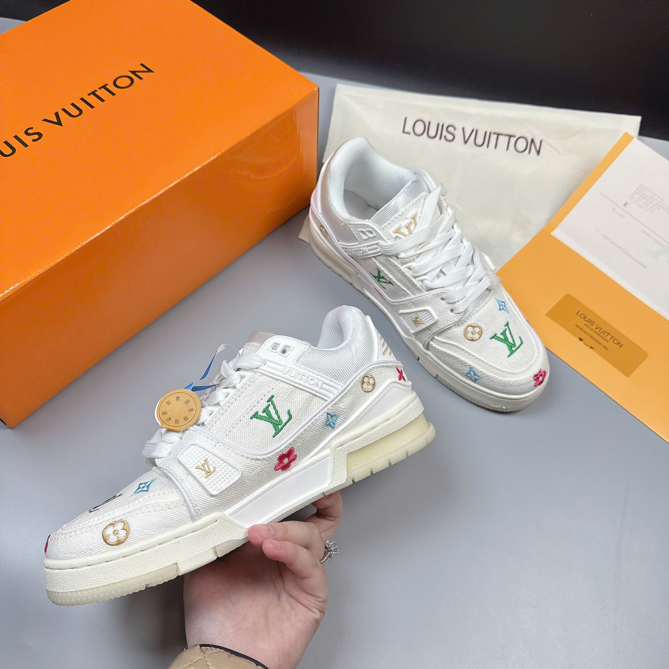 LV trắng họa tiết