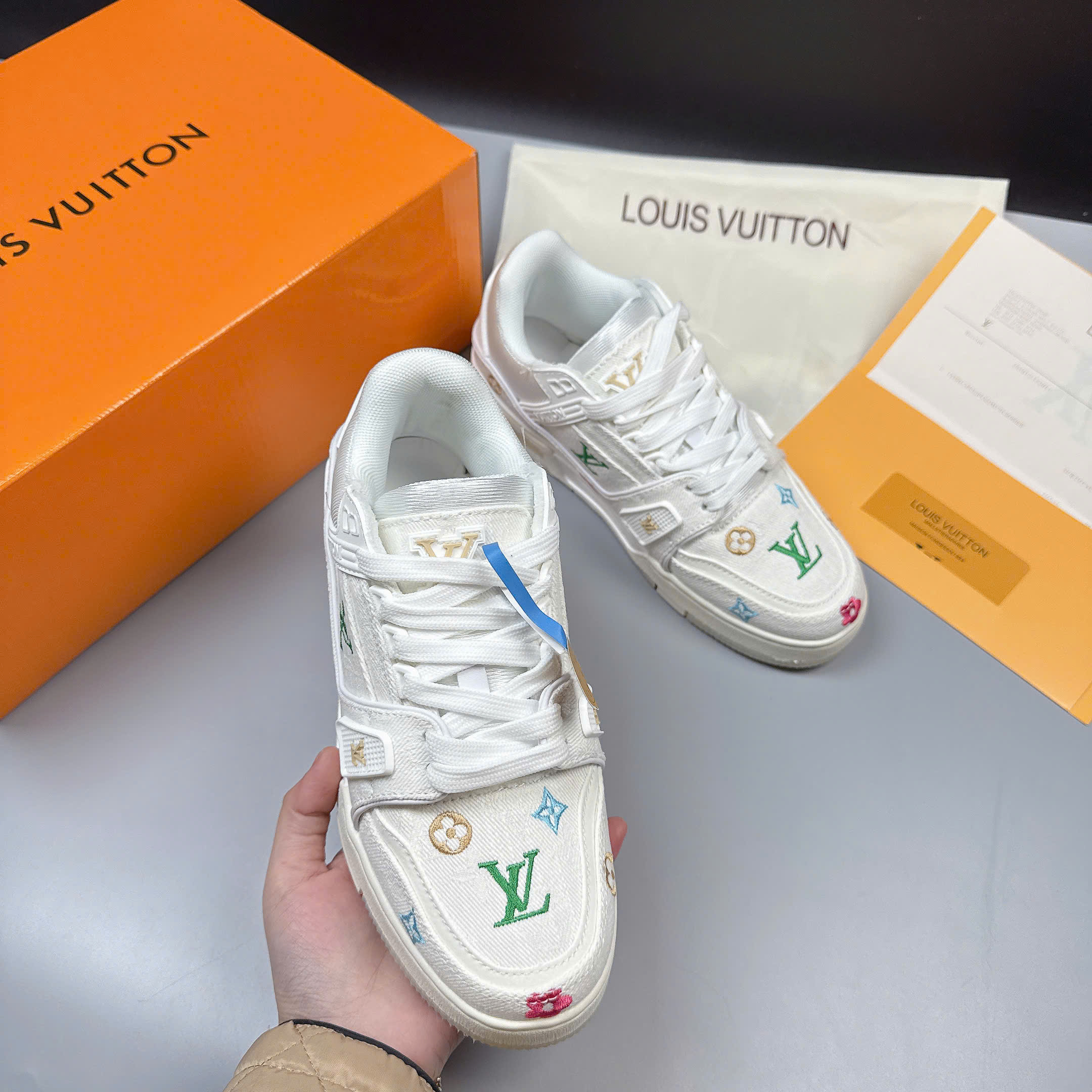 LV trắng họa tiết