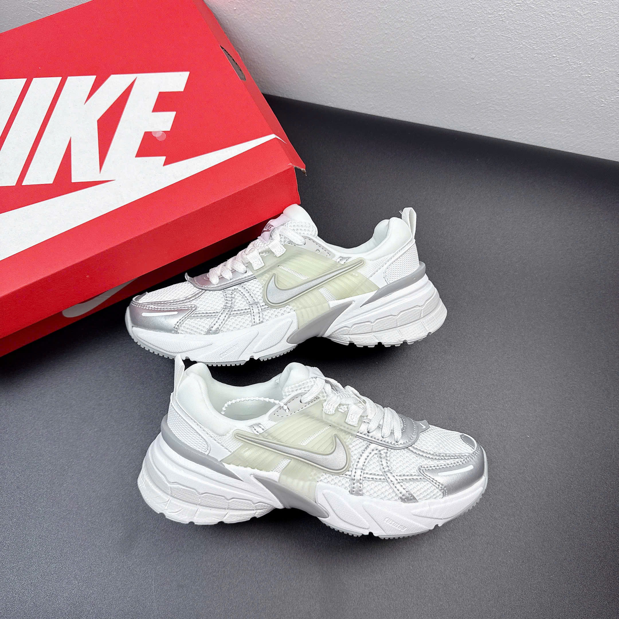 nike v2k trắng xám