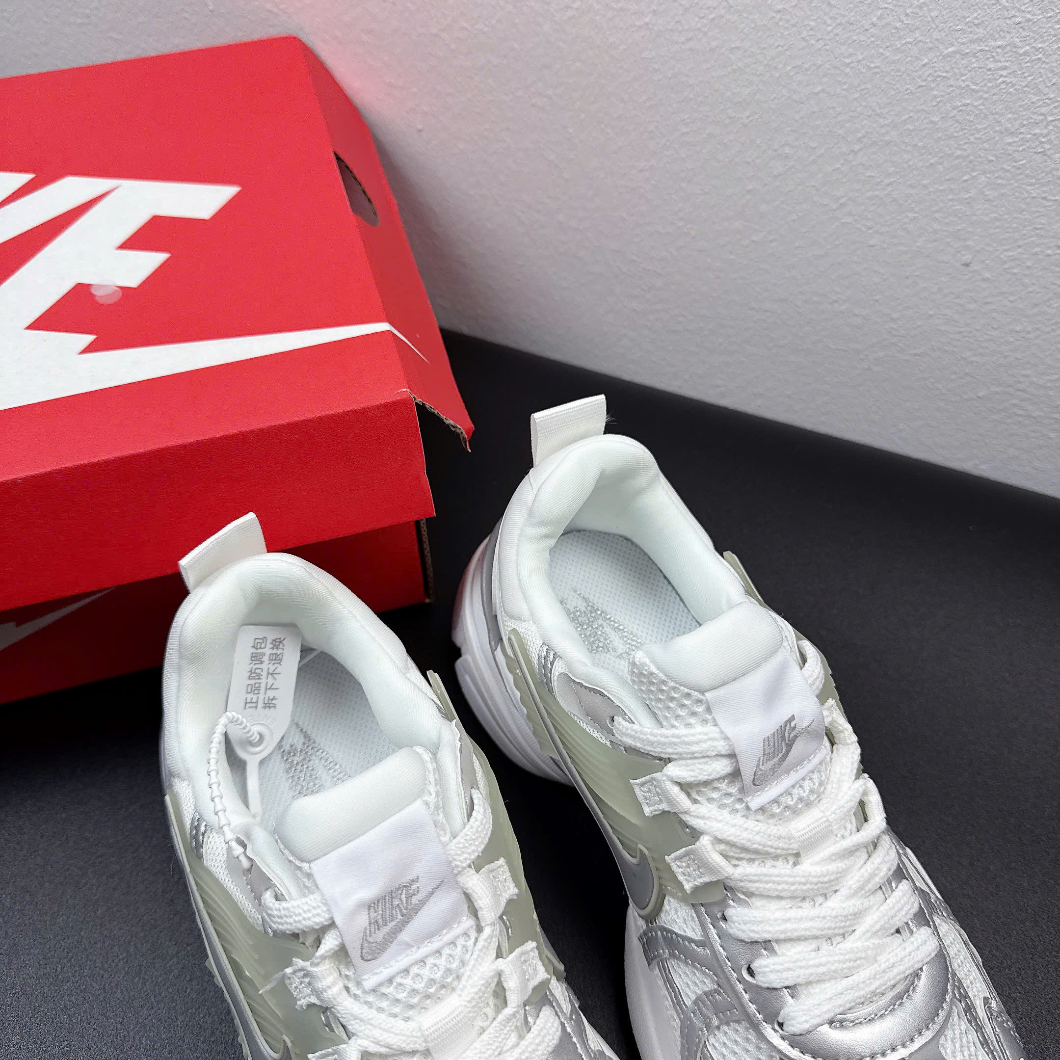 nike v2k trắng xám