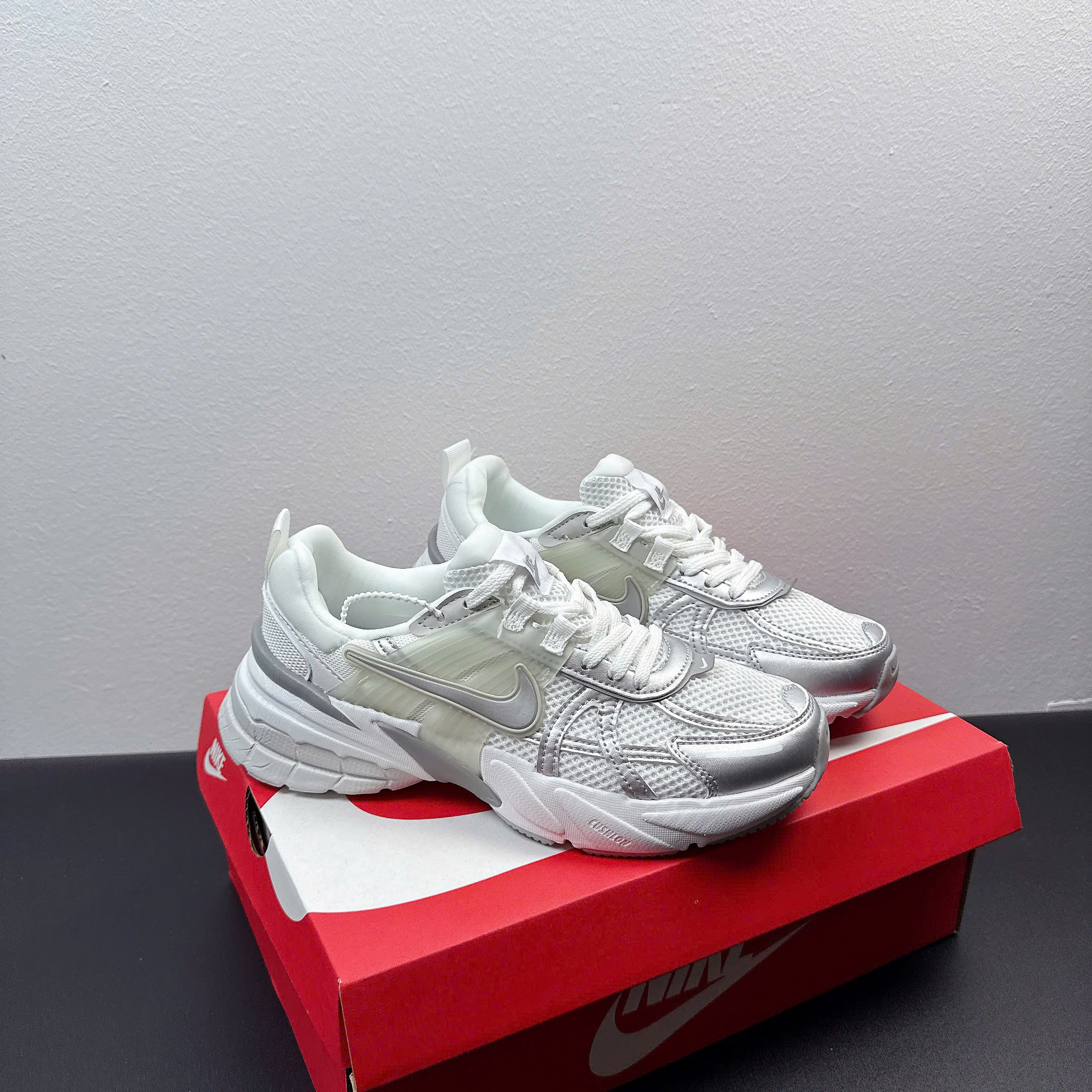 nike v2k trắng xám