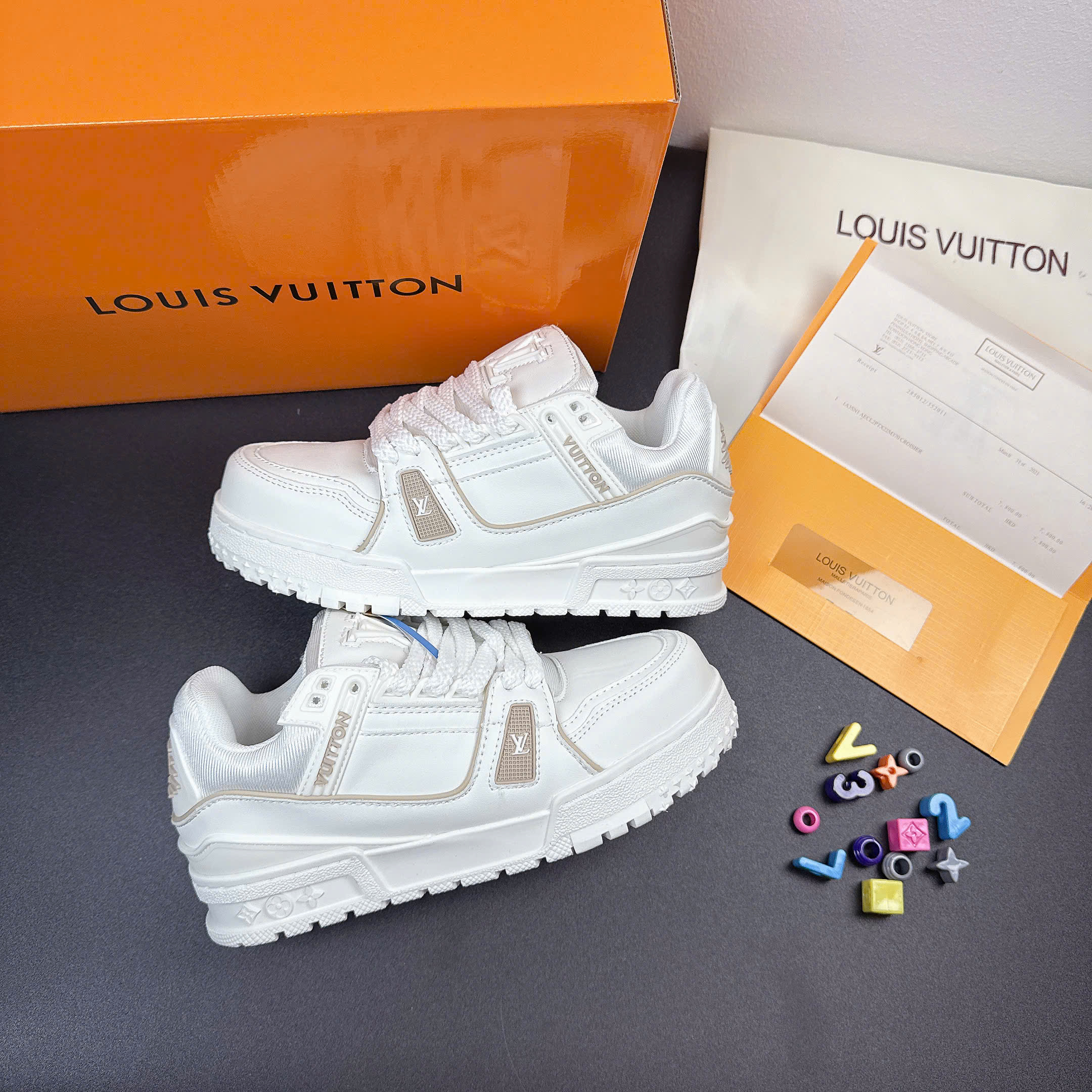 LV charm trắng kem
