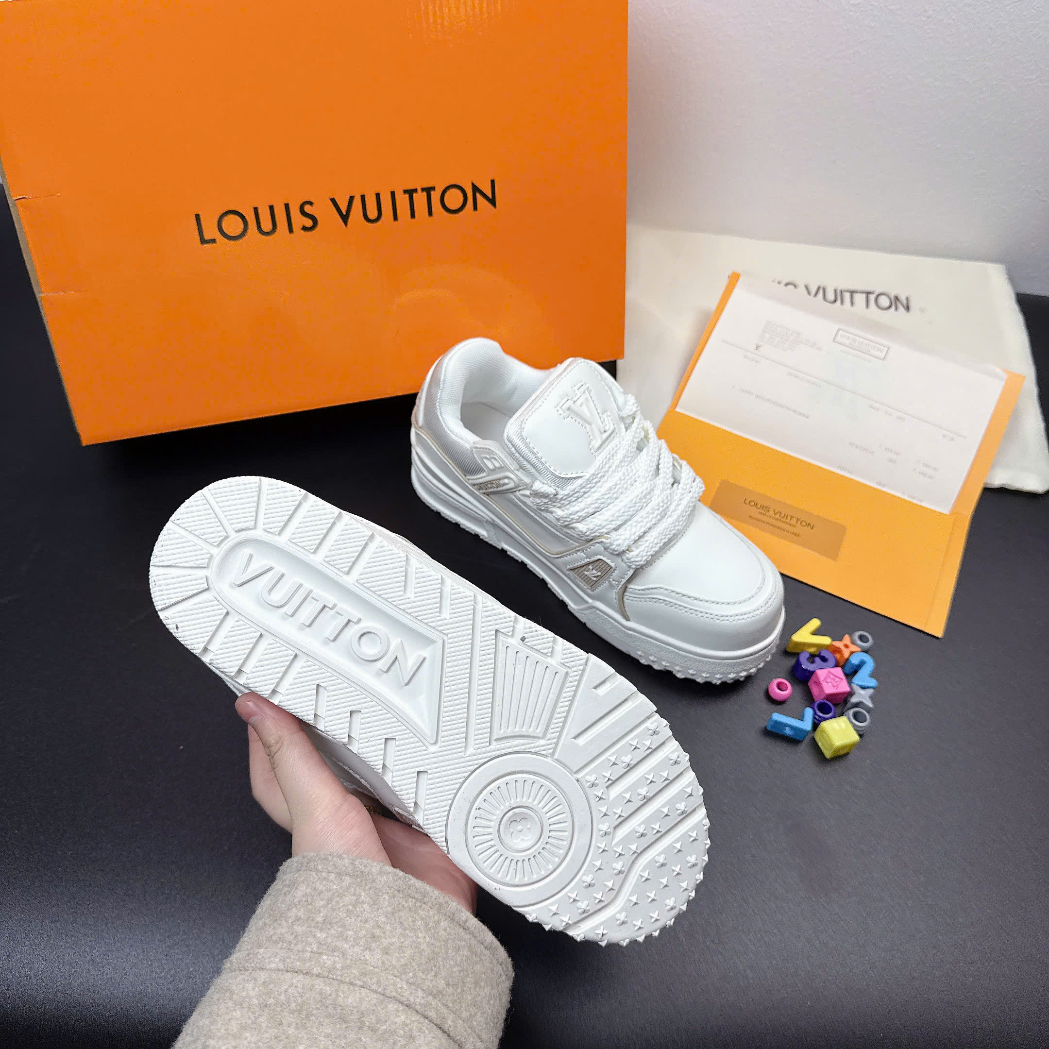LV charm trắng kem