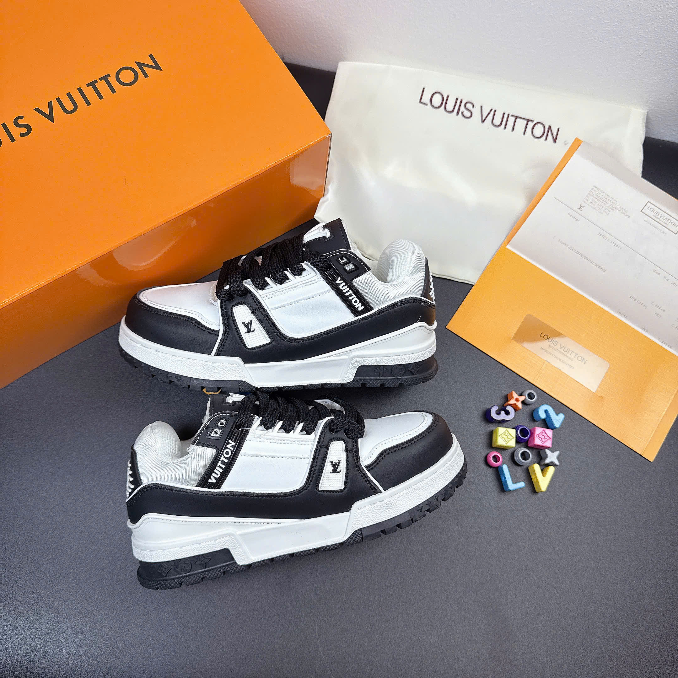 LV charm đen