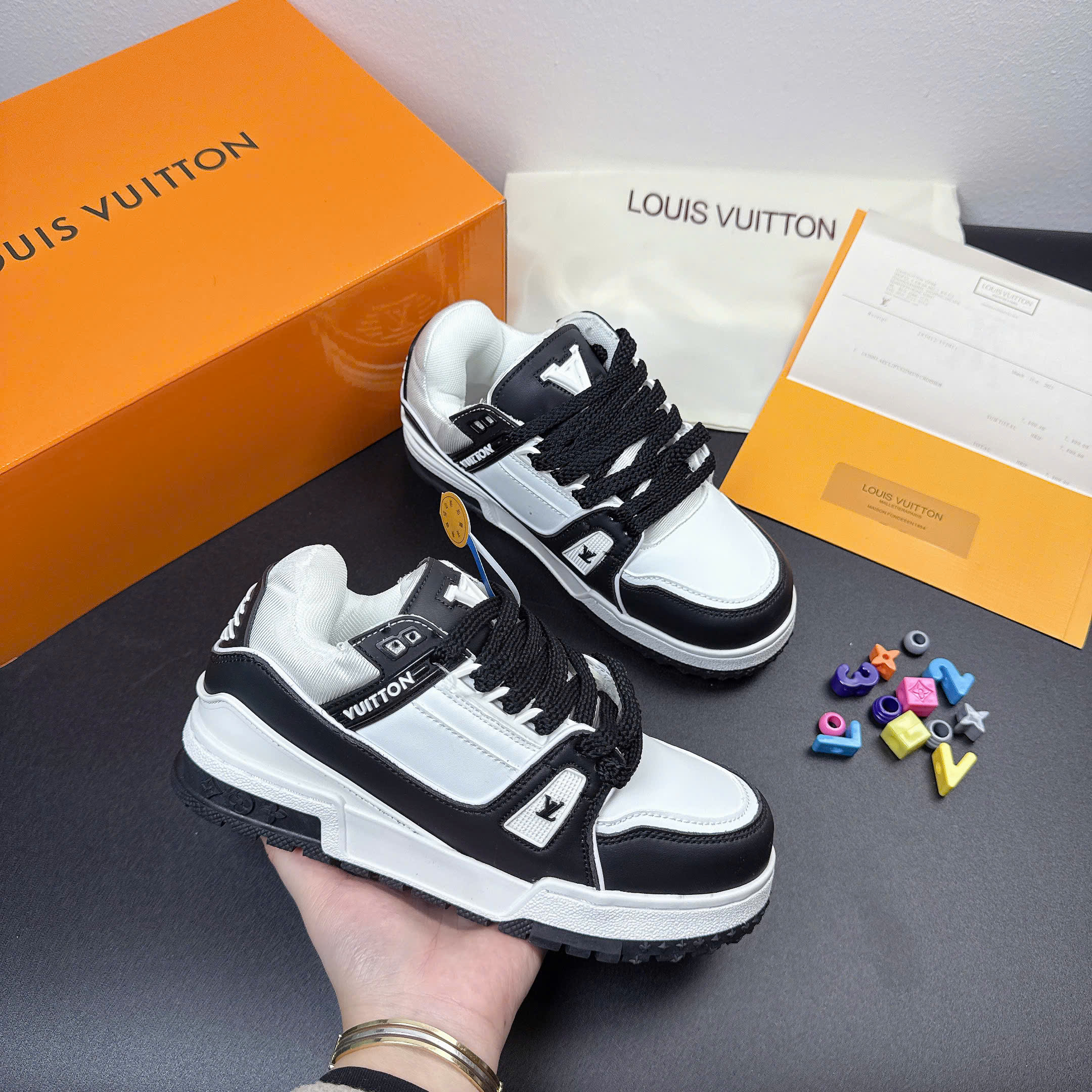 LV charm đen