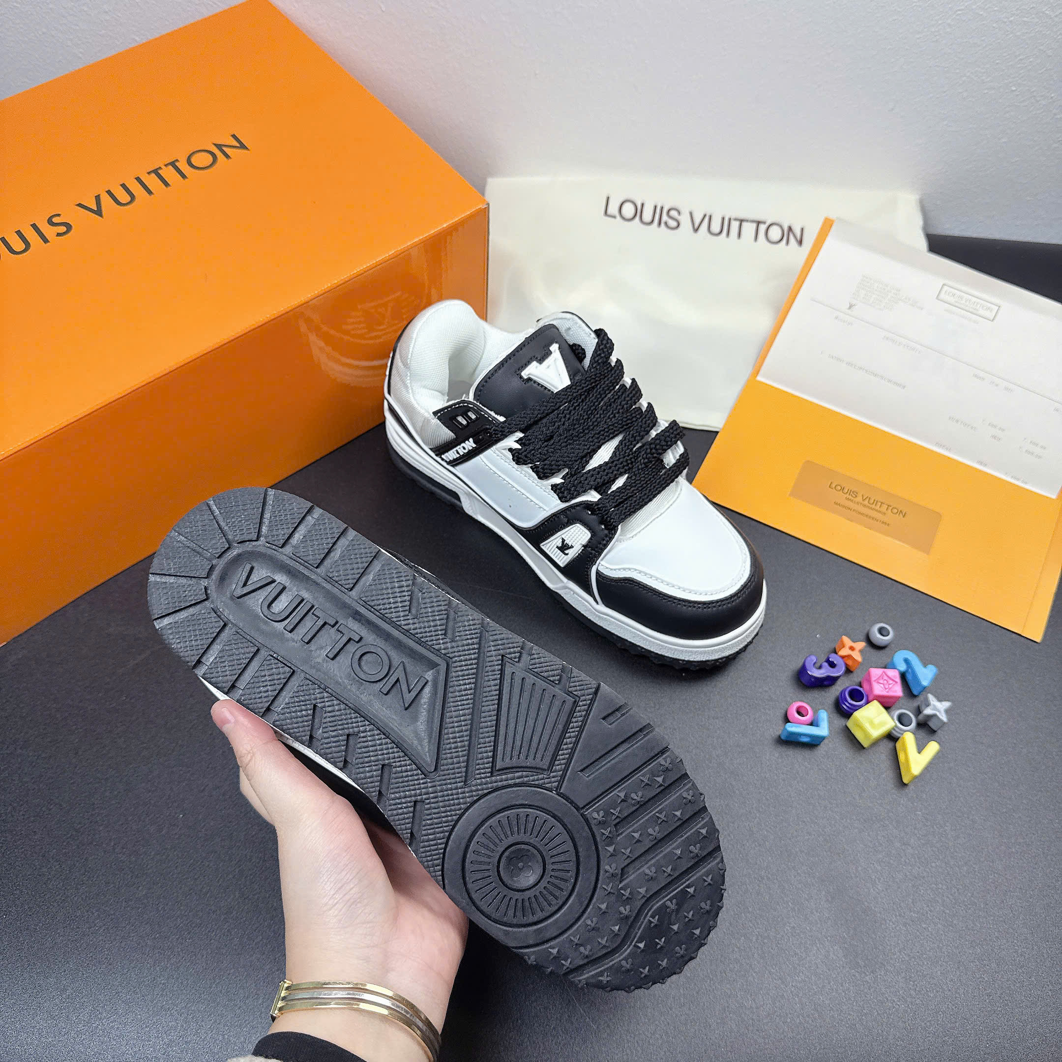 LV charm đen