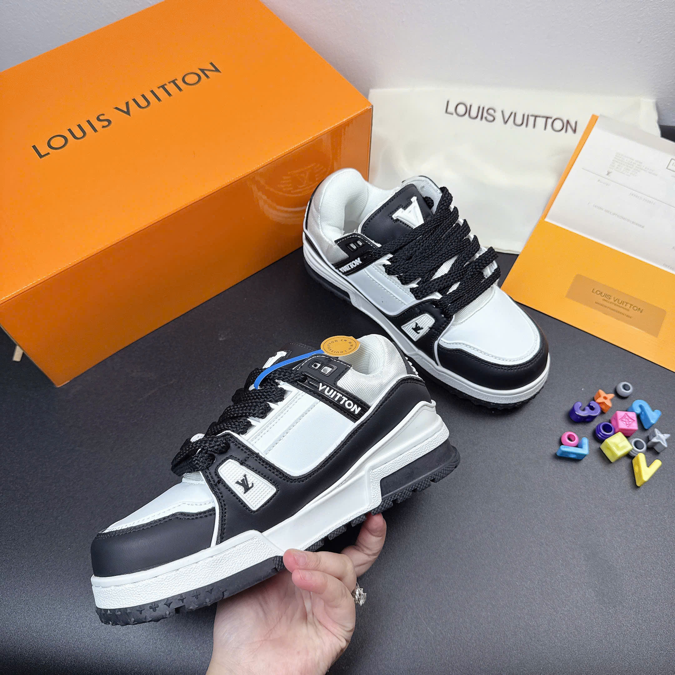 LV charm đen