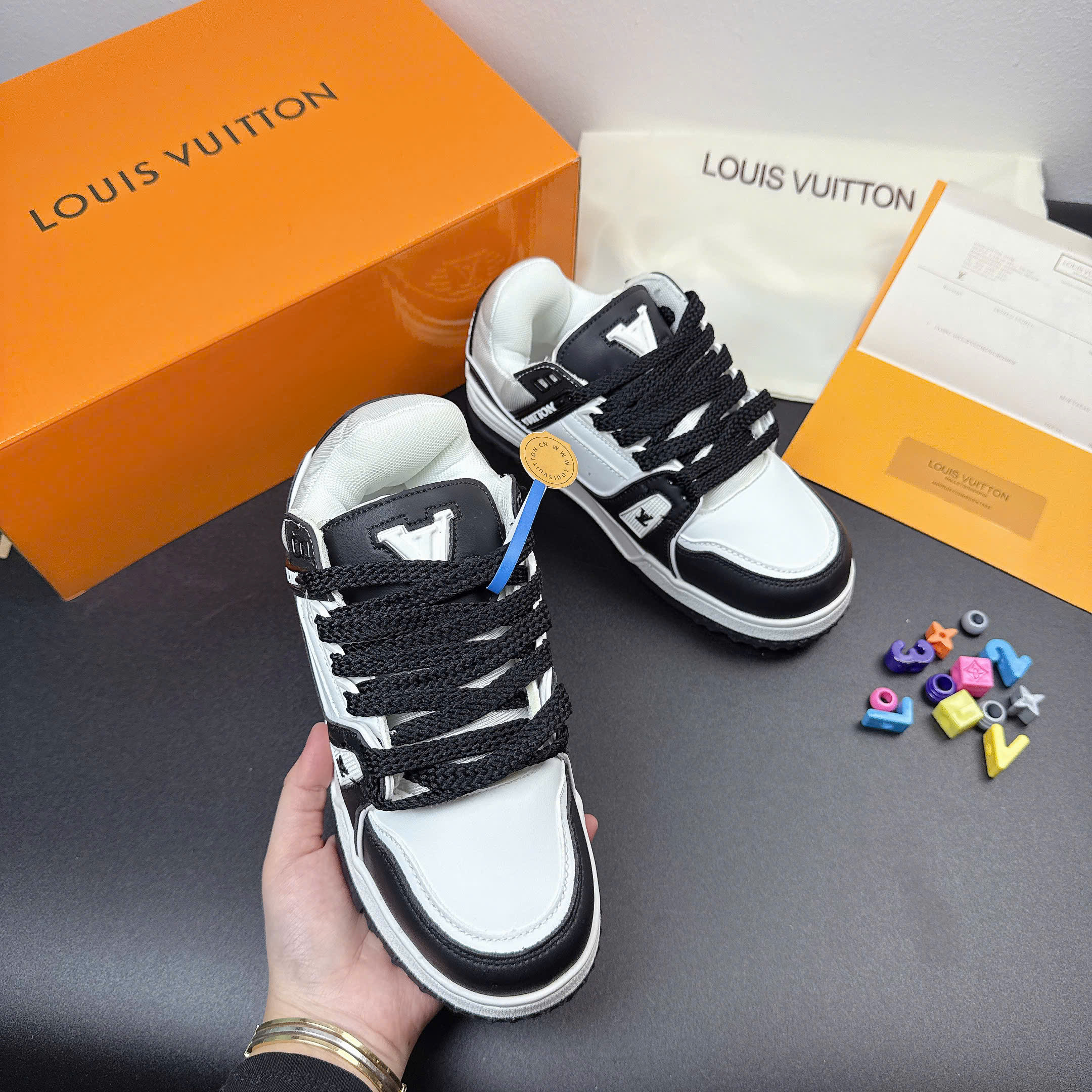 LV charm đen