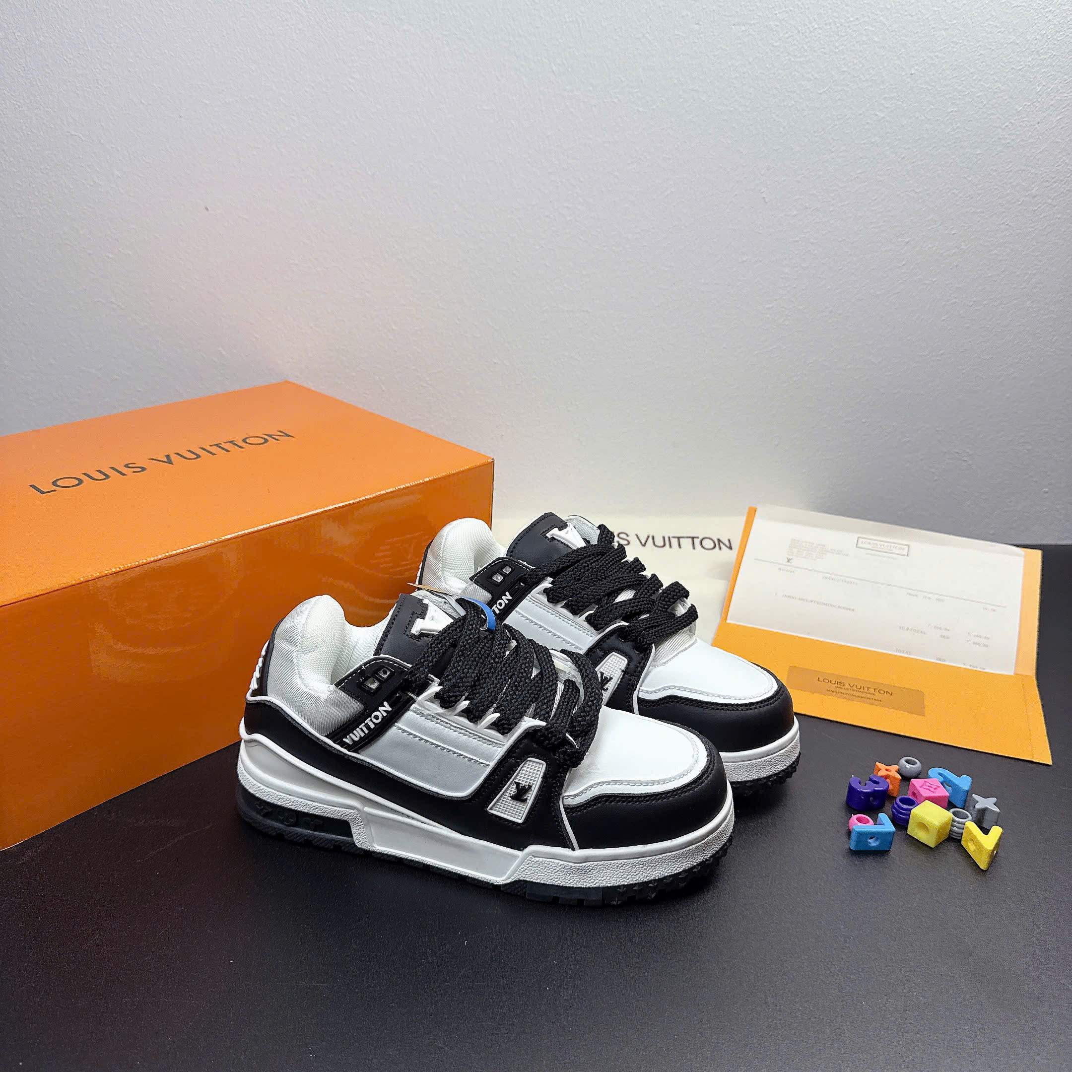 LV charm đen