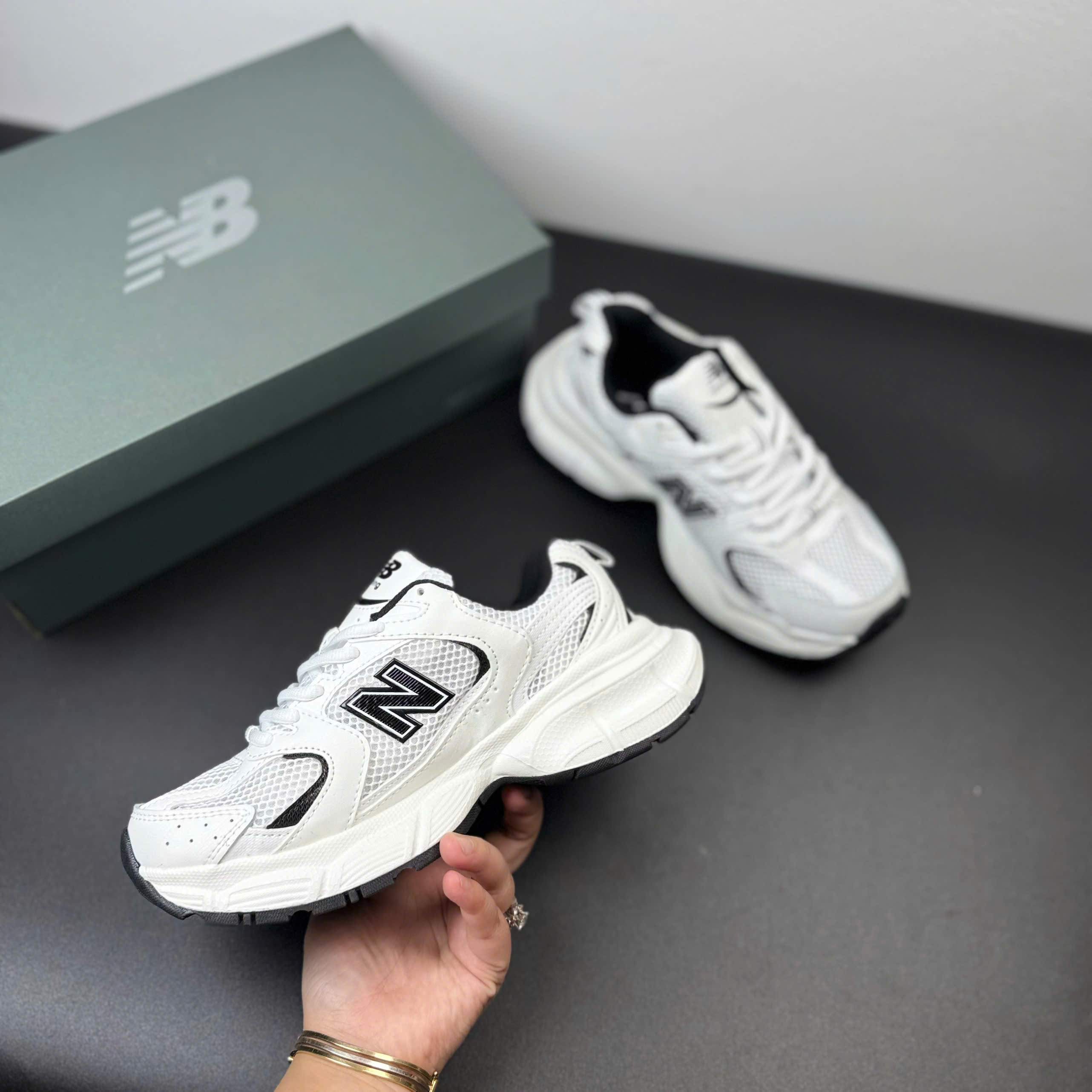 nb530 v2 trắng đen
