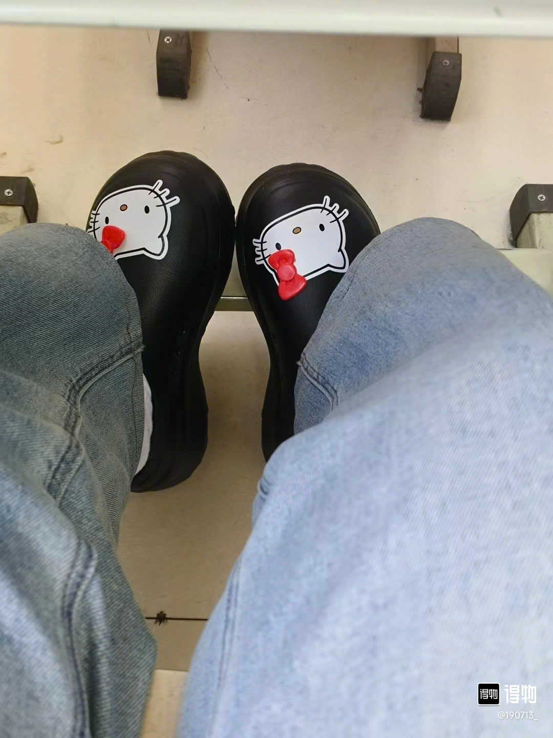 sục hello kitty đen