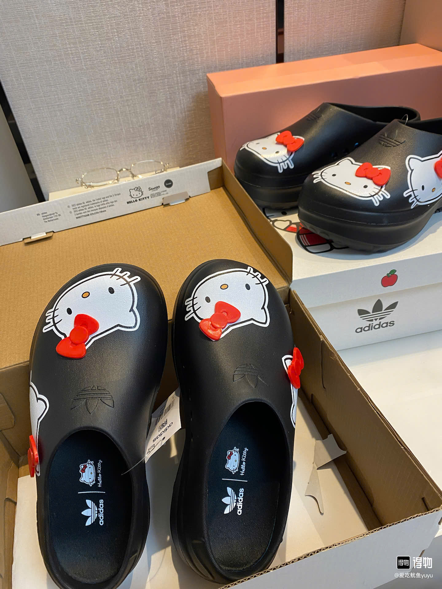 sục hello kitty đen