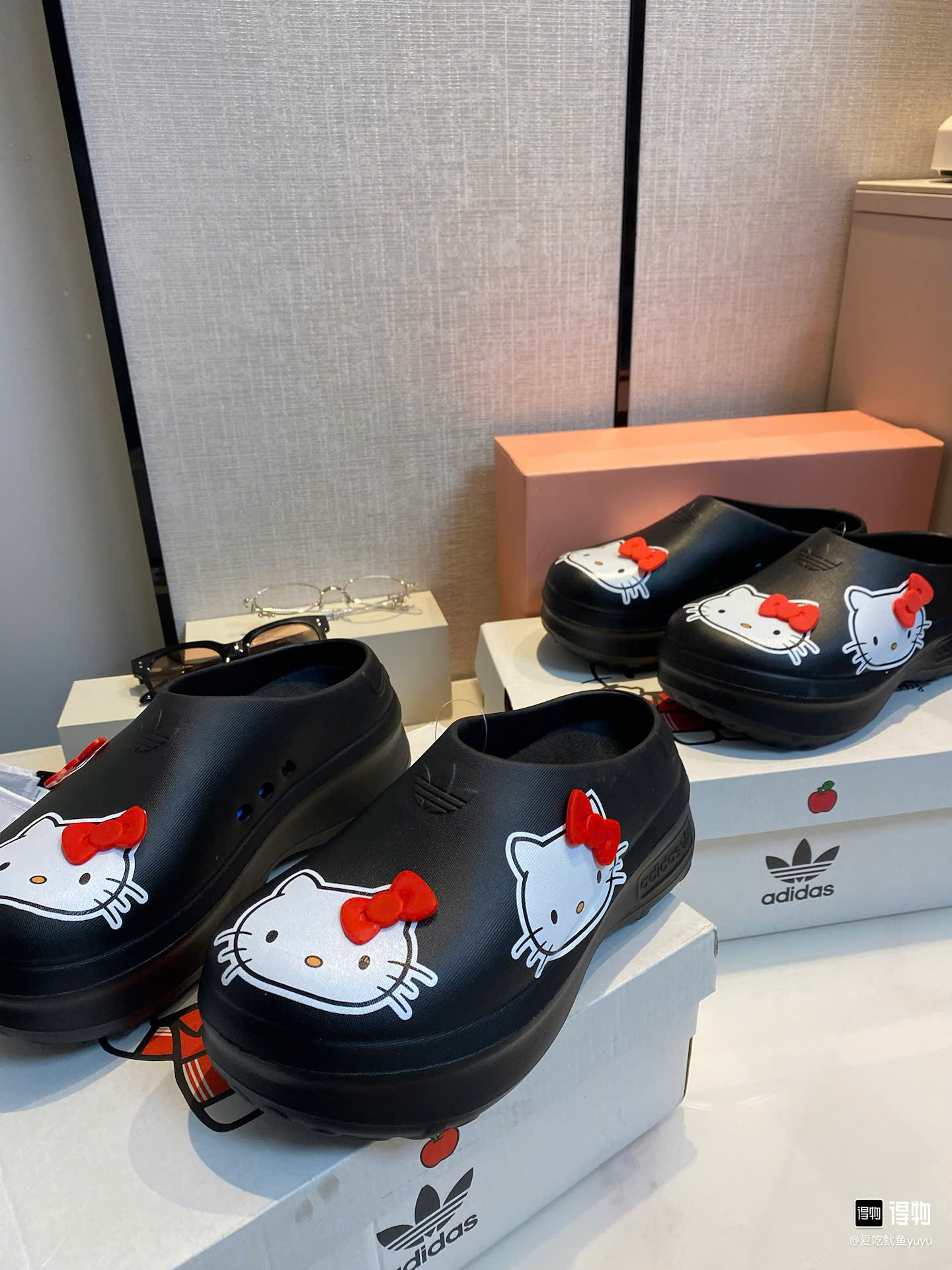 sục hello kitty đen