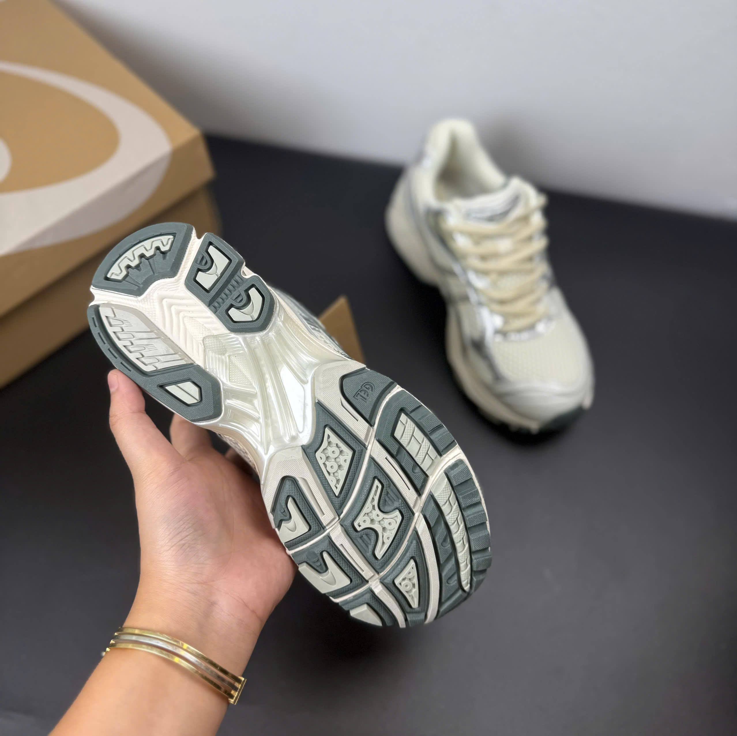 asic kayano xám kem