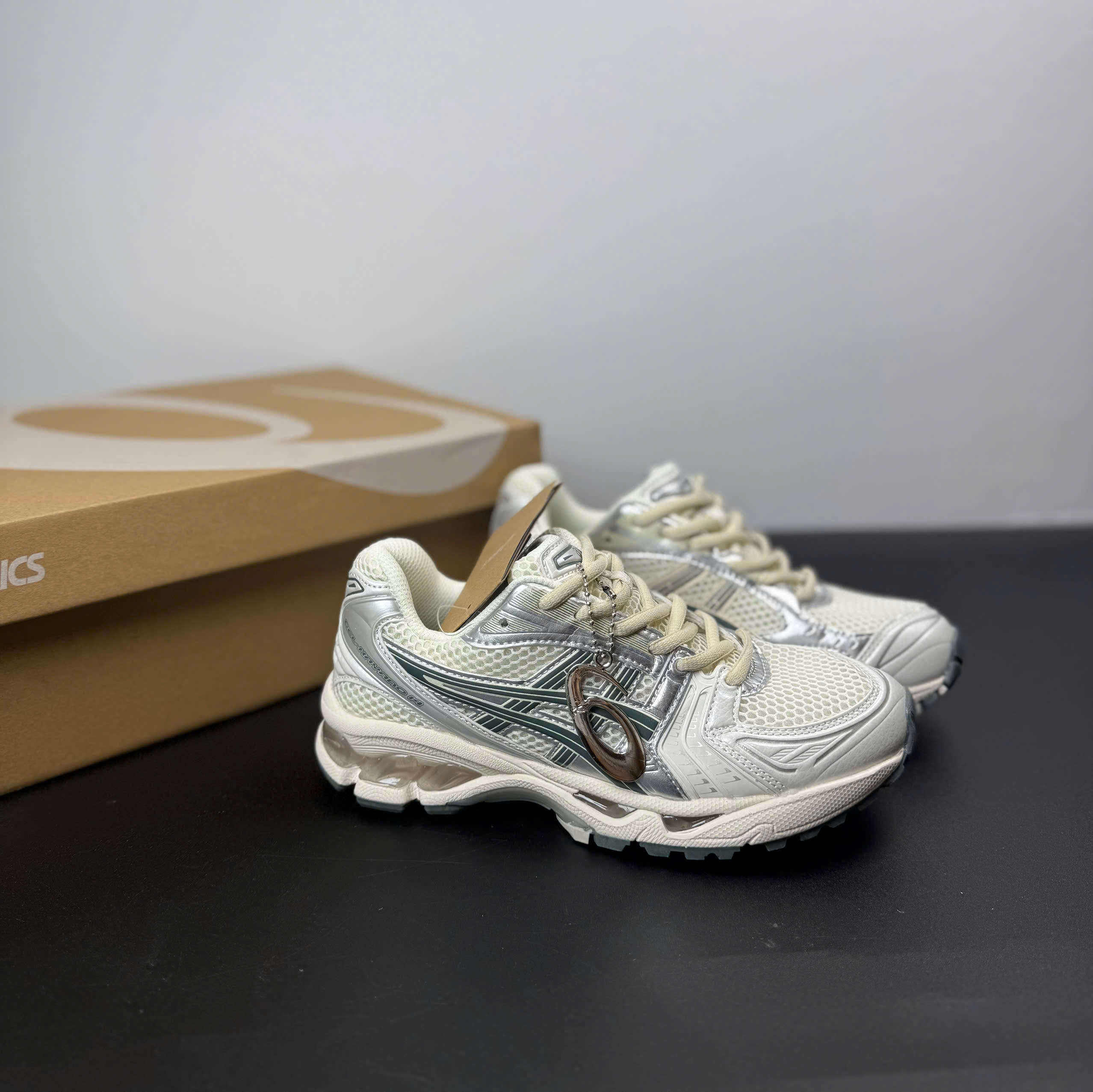 asic kayano xám kem