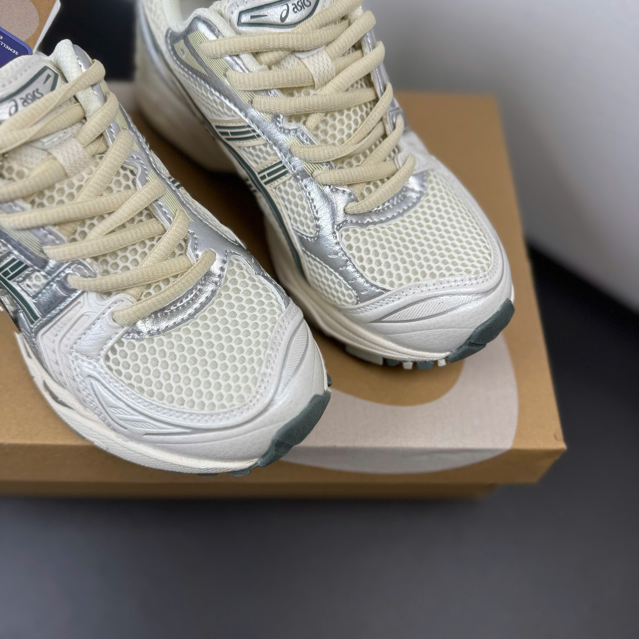 asic kayano xám kem