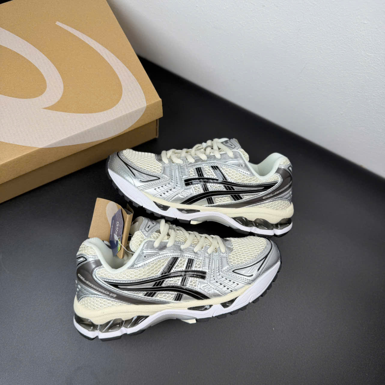 asic kayano đen kem