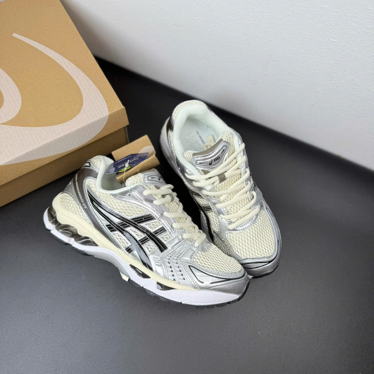 asic kayano đen kem