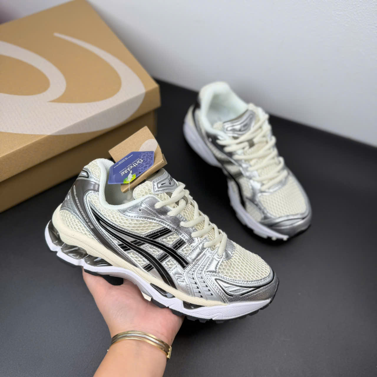 asic kayano đen kem