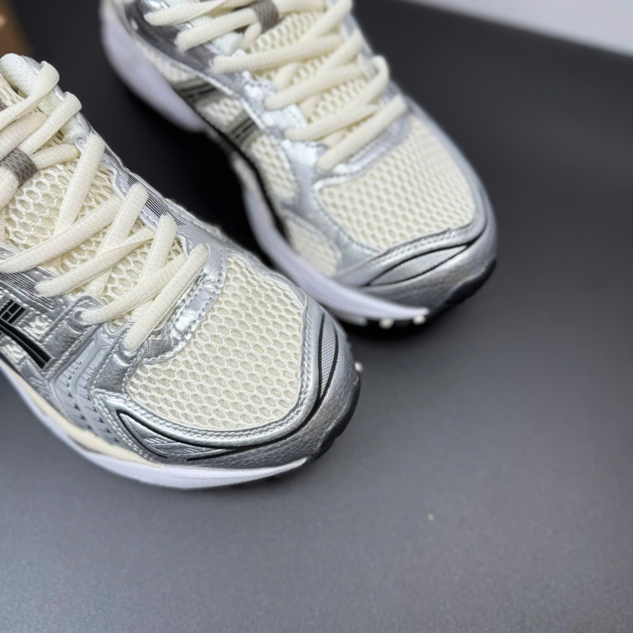 asic kayano đen kem