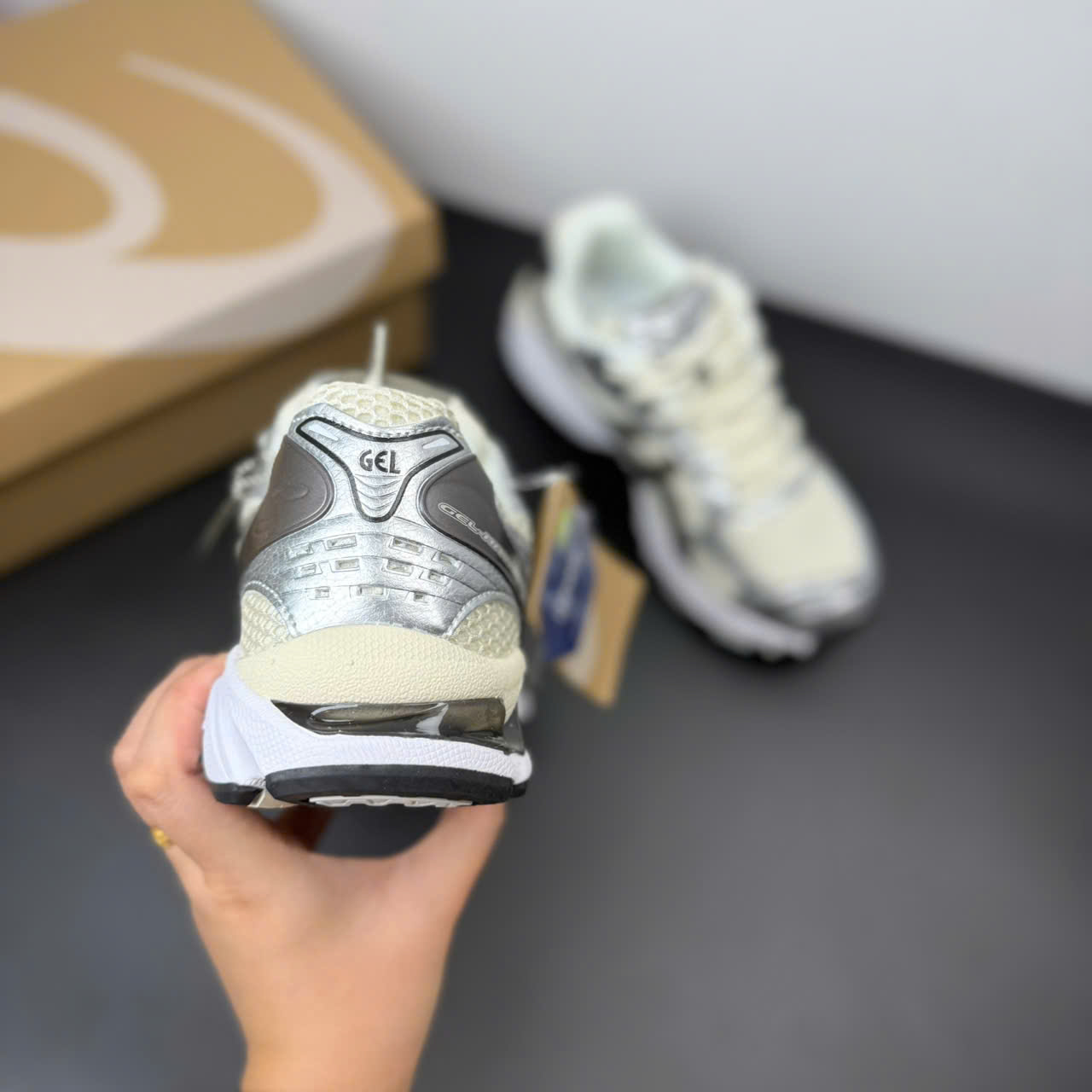 asic kayano đen kem