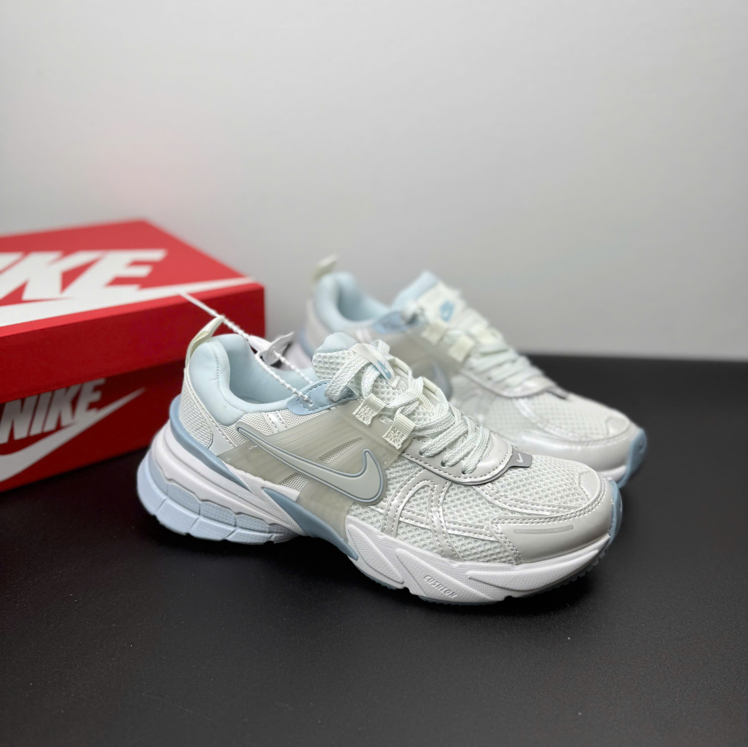 nike v2k trắng xanh