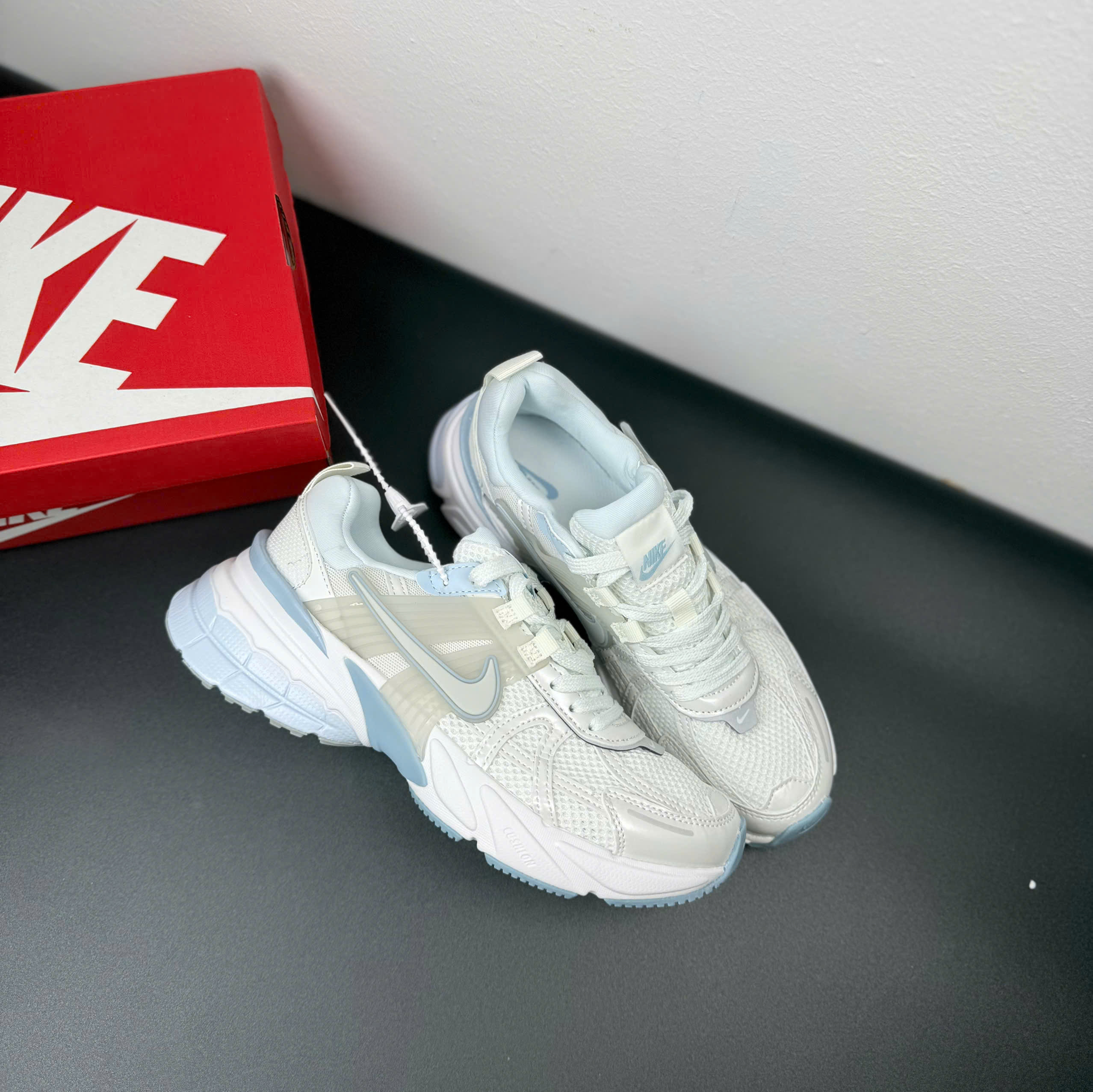 nike v2k trắng xanh