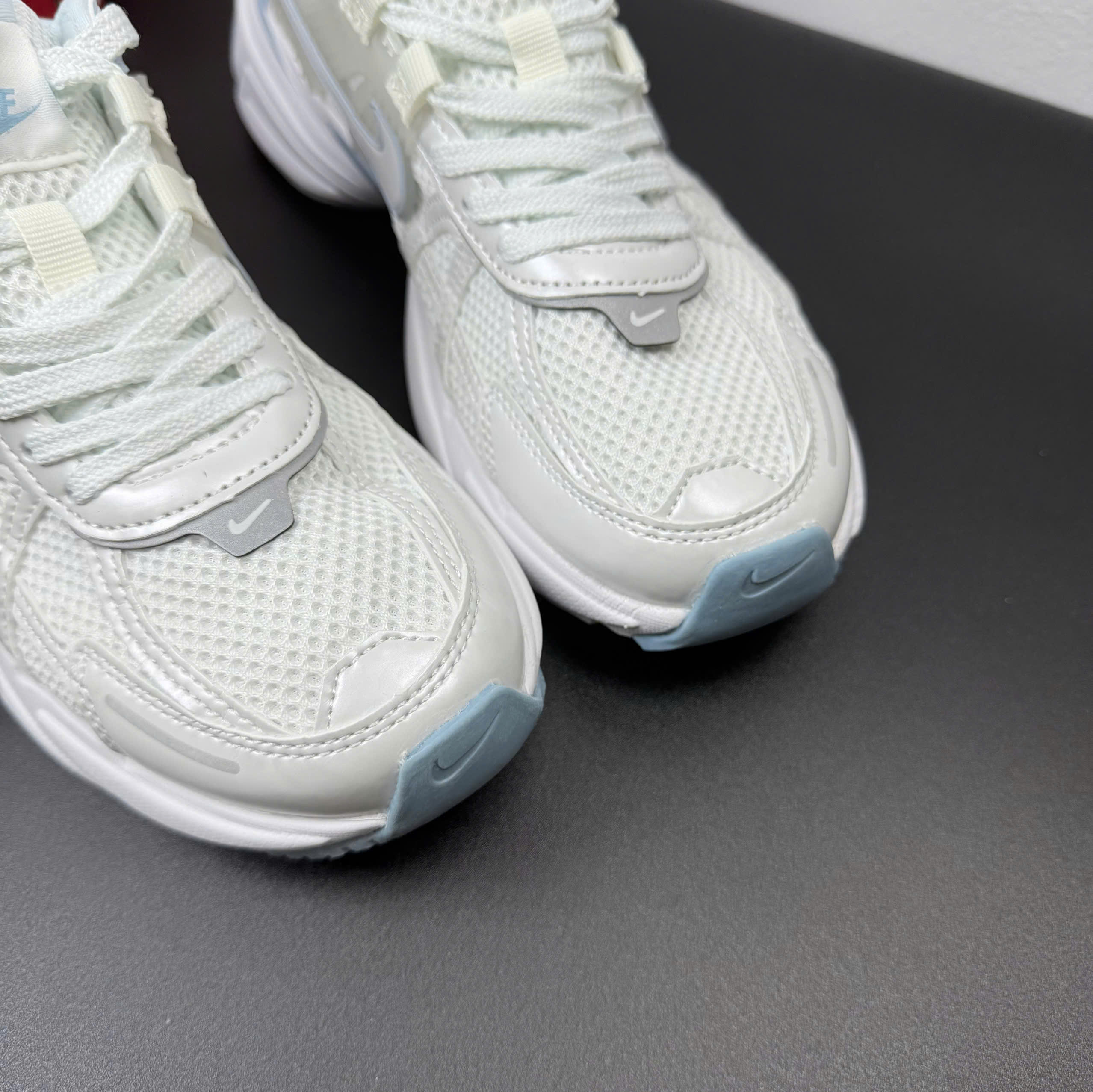 nike v2k trắng xanh