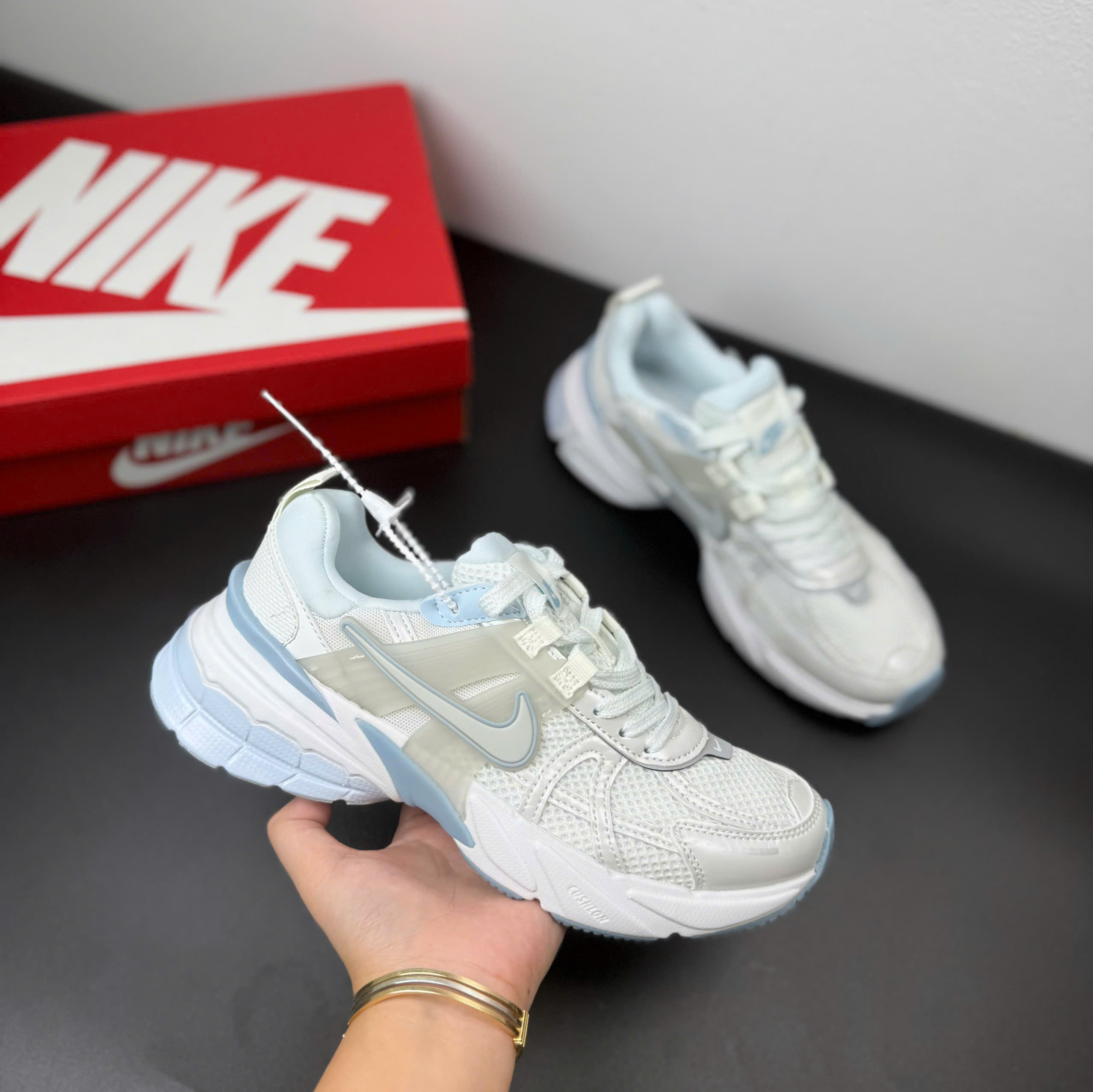 nike v2k trắng xanh