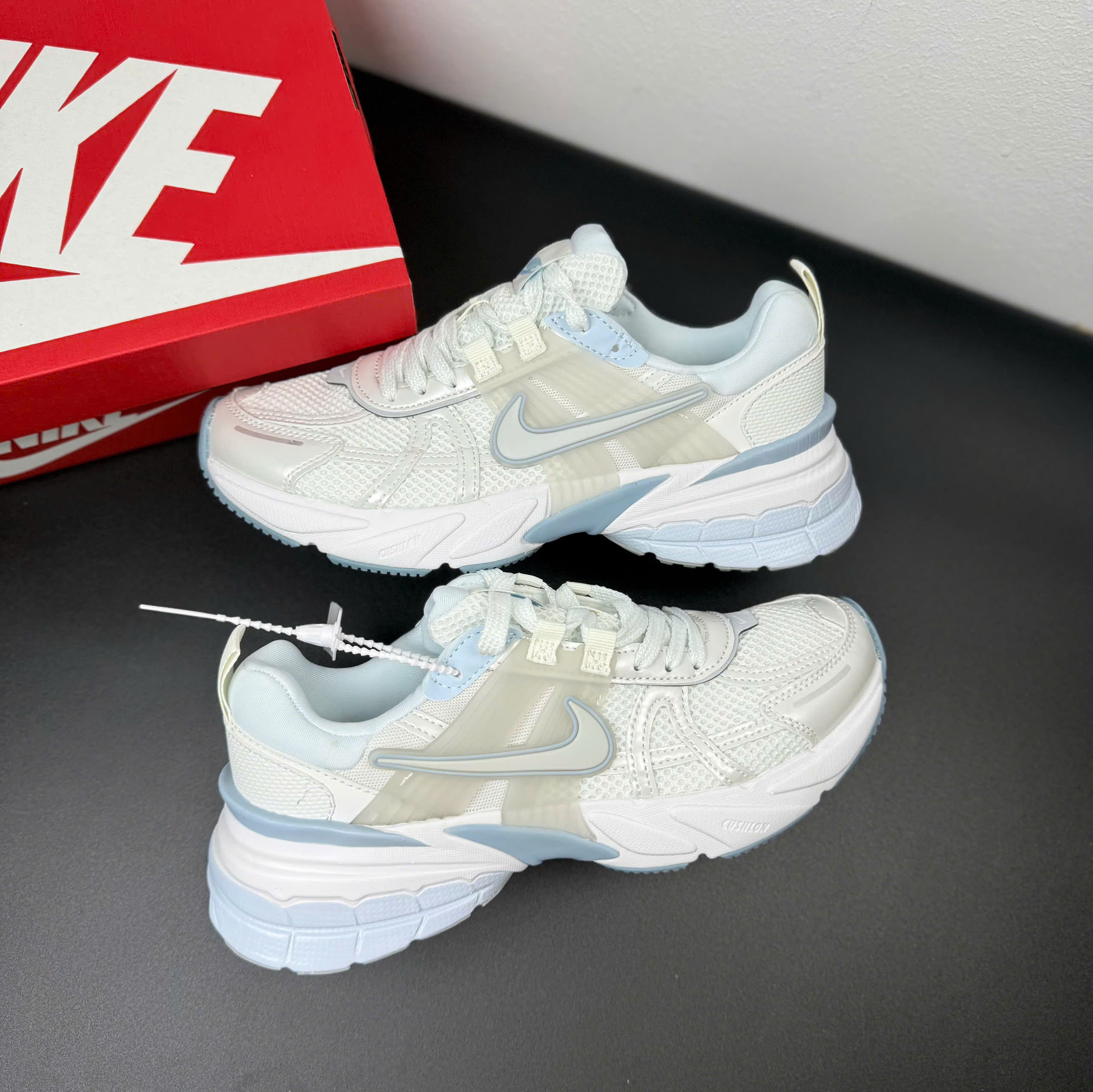 nike v2k trắng xanh