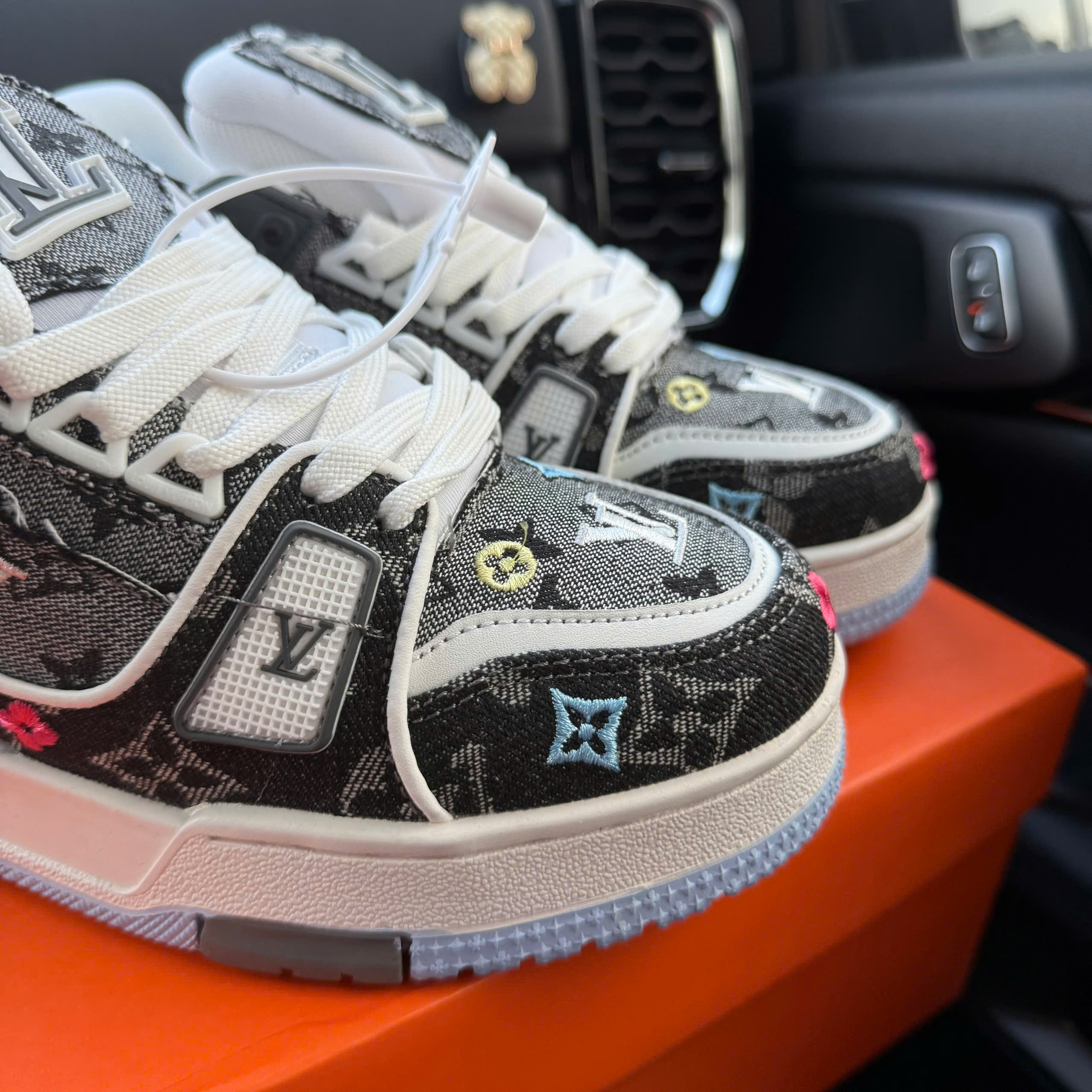 lv đen họa tiết