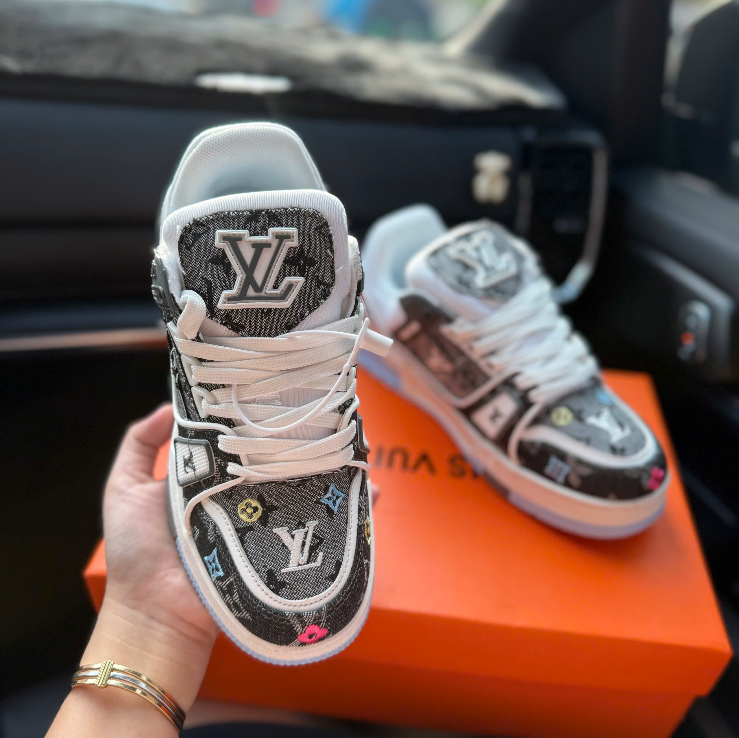 lv đen họa tiết