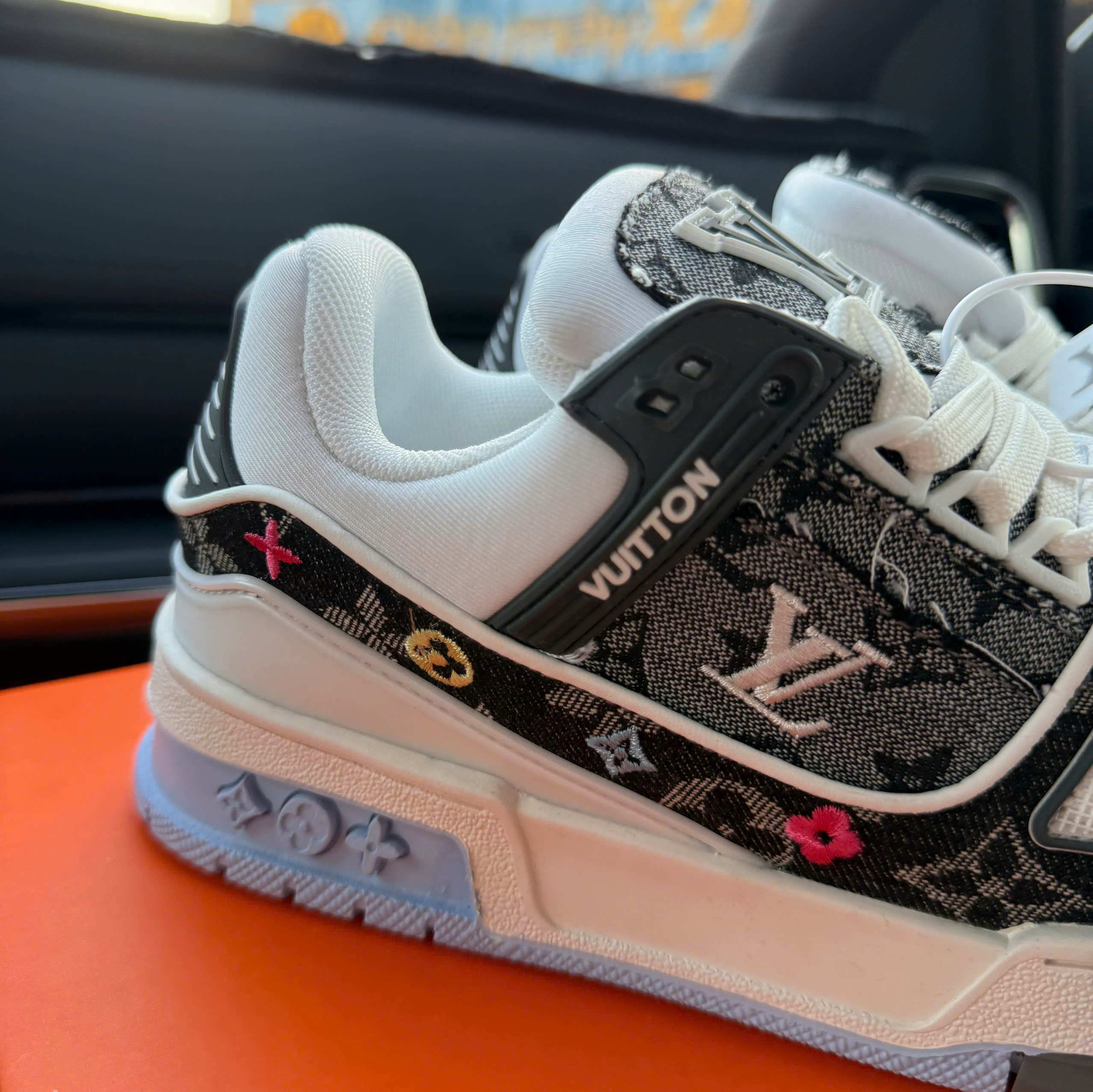 lv đen họa tiết