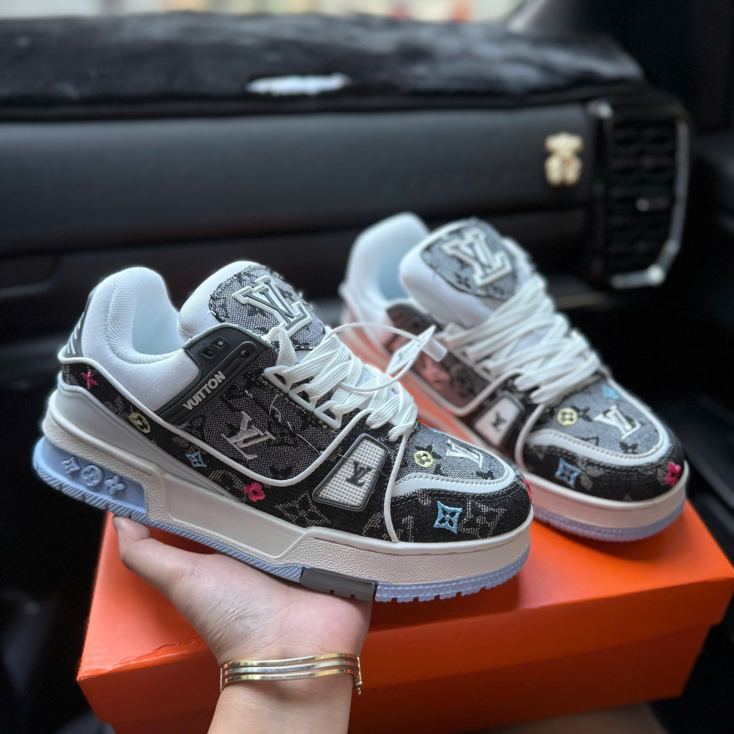 lv đen họa tiết