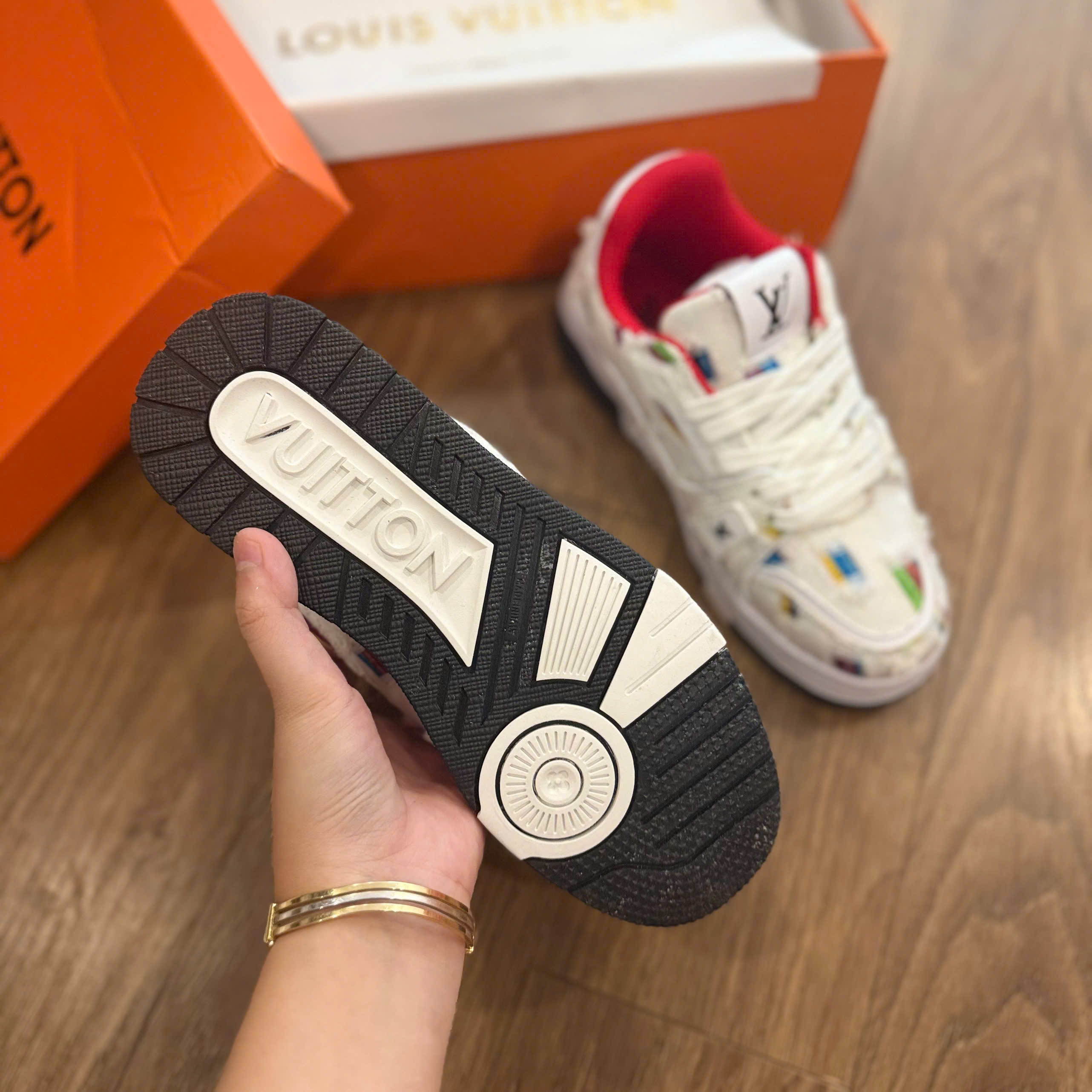 LV trắng đỏ rách