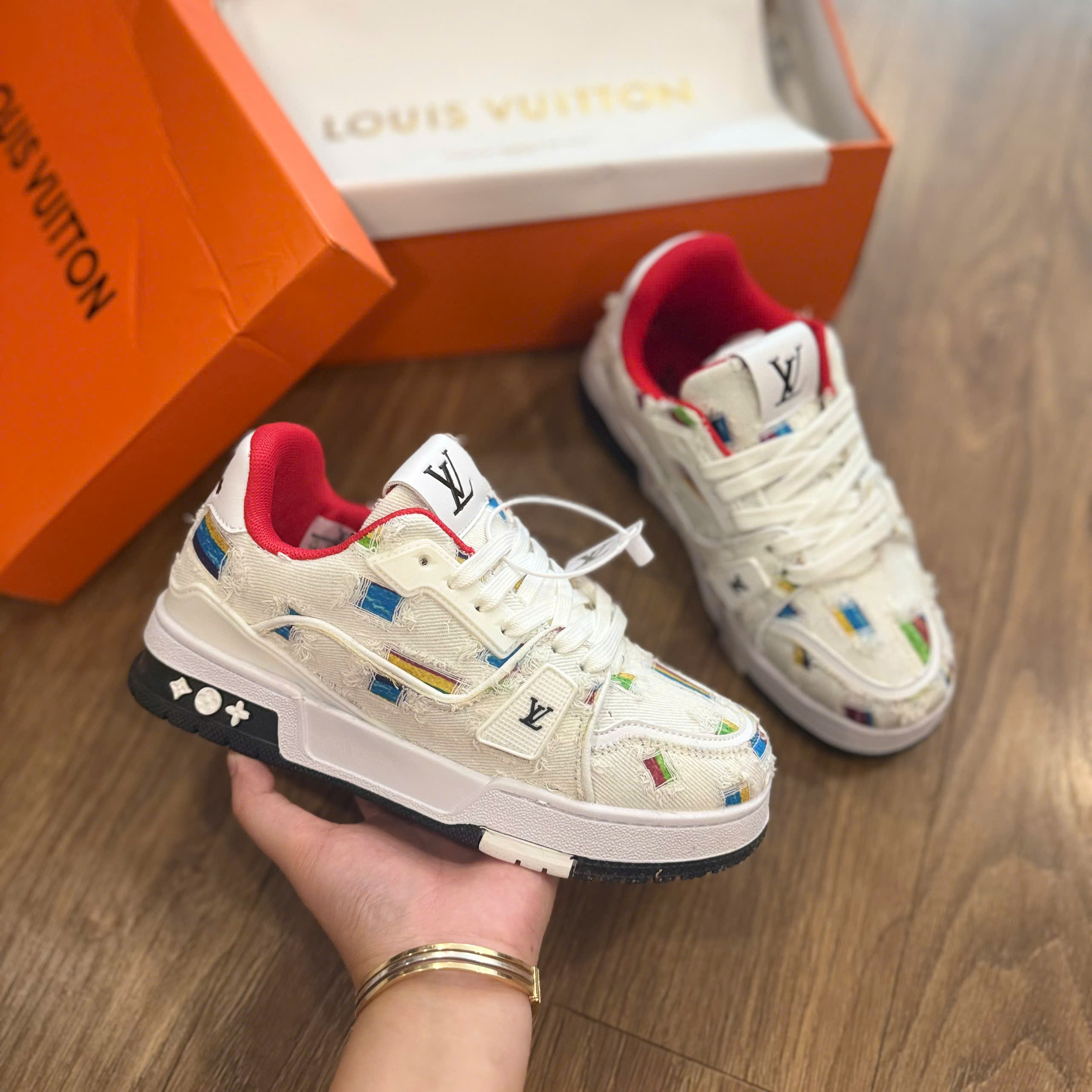 LV trắng đỏ rách