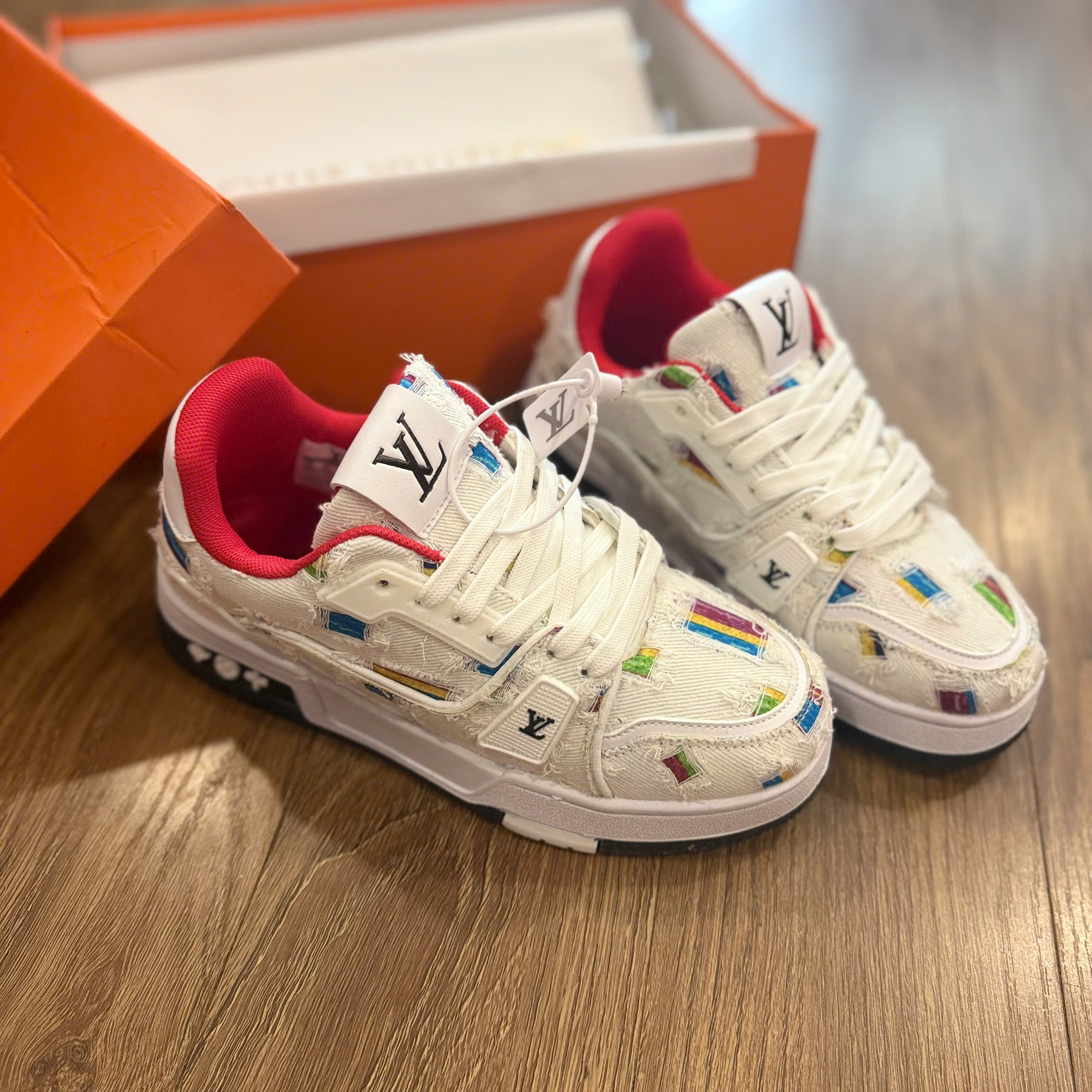 LV trắng đỏ rách