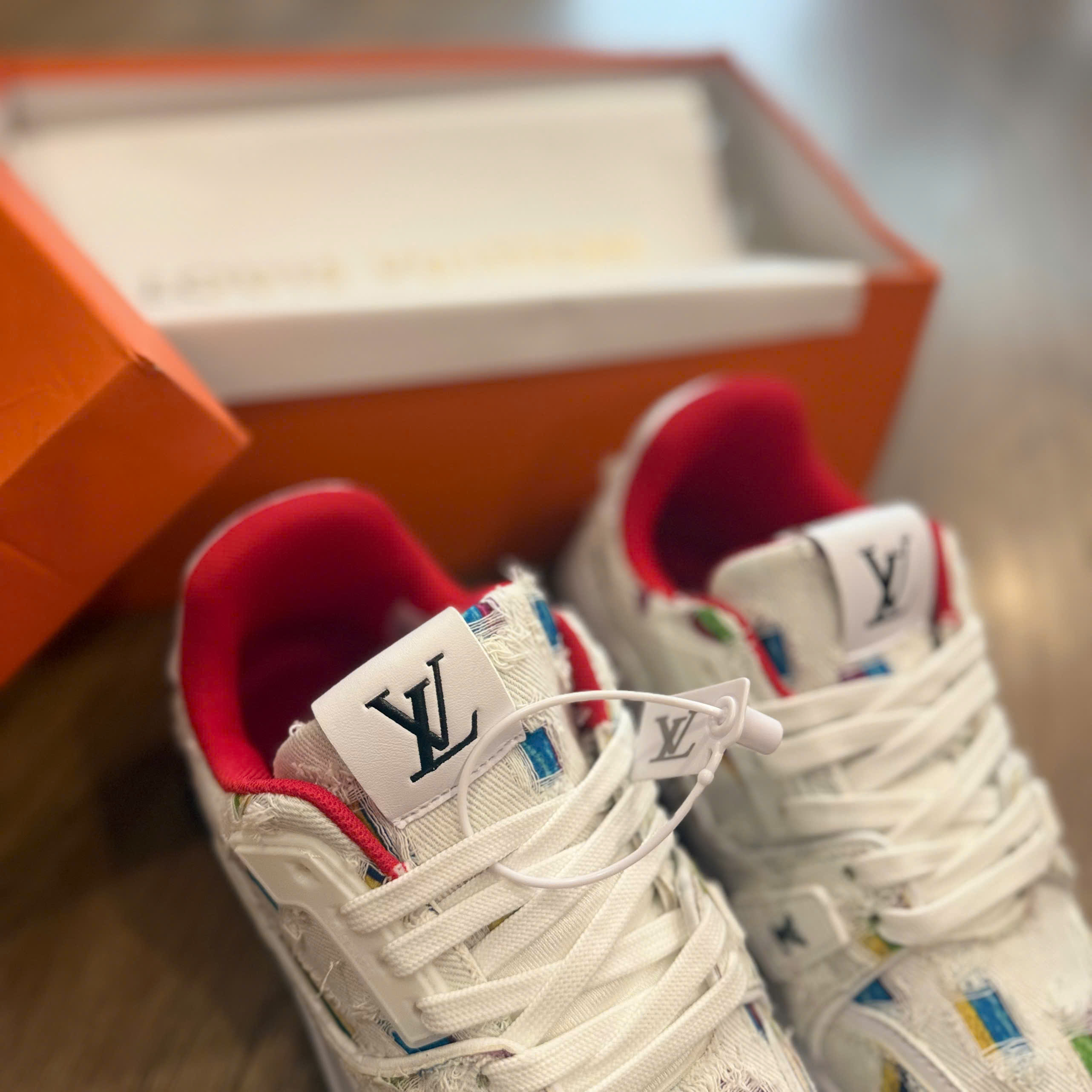 LV trắng đỏ rách