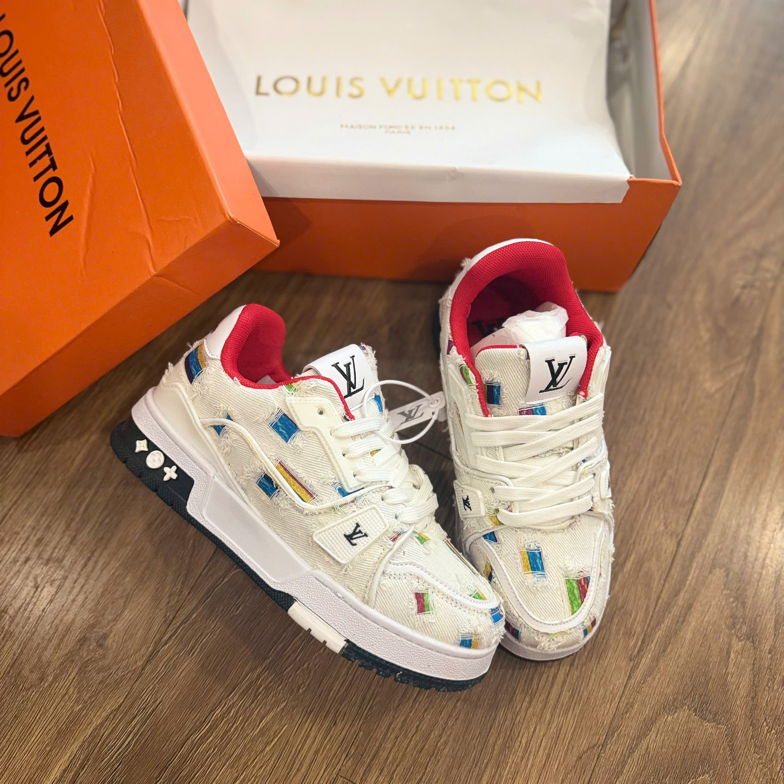 LV trắng đỏ rách